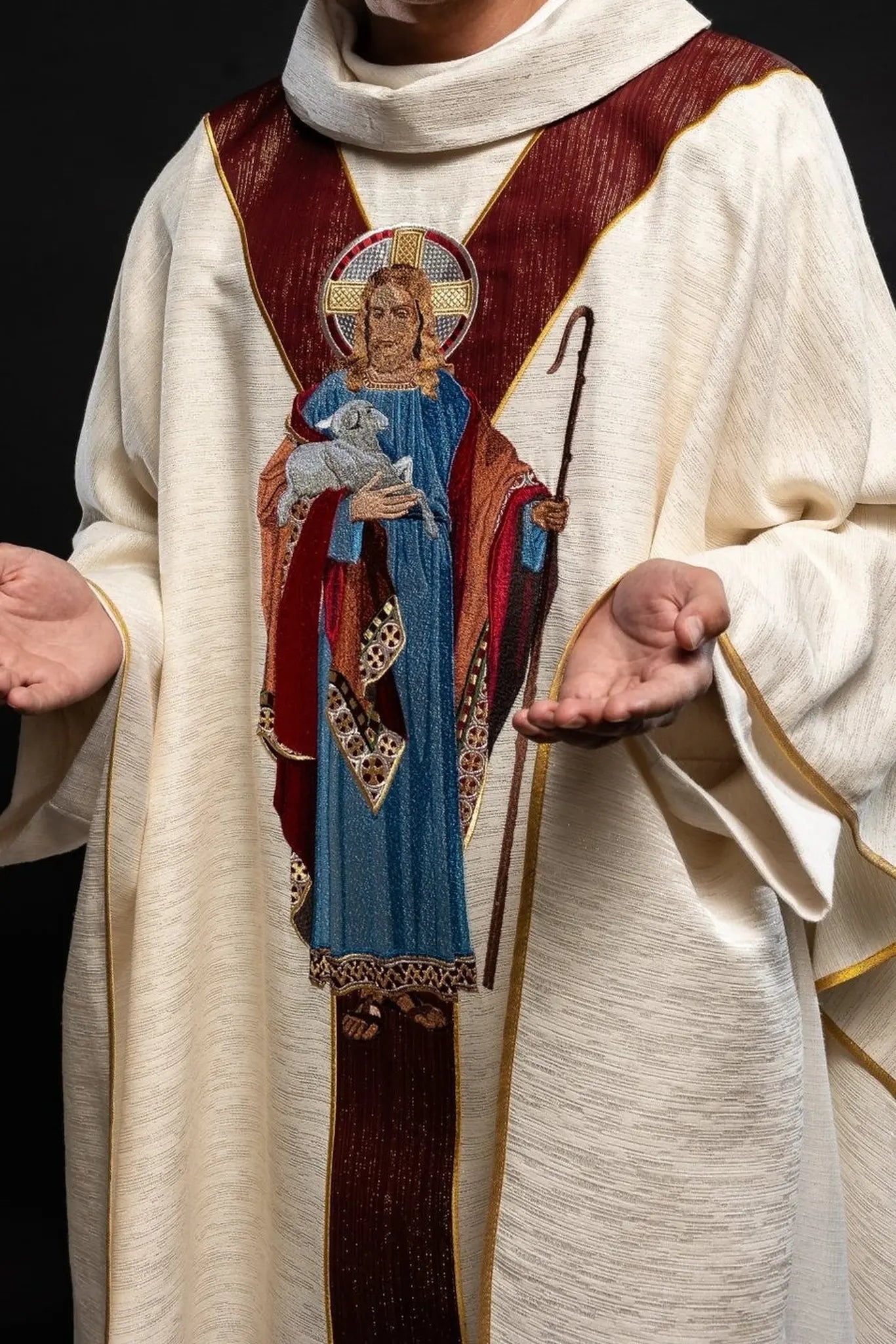 Chasuble écrue avec l'image de Jésus le Bon Pasteur avec une bande décorative bordeaux