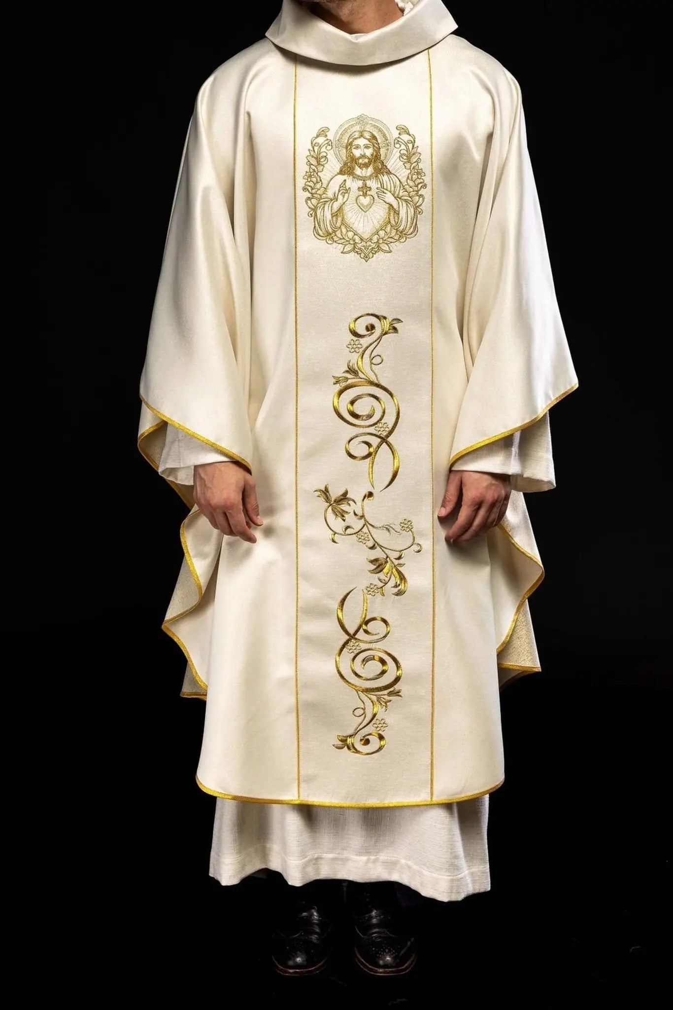 Chasuble écrue avec l'image du Sacré-Cœur de Jésus