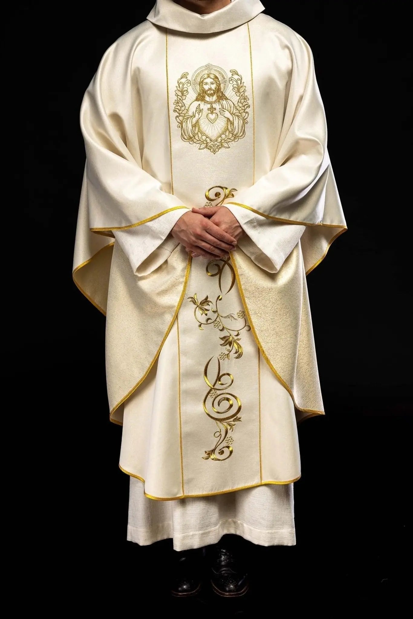Chasuble écrue avec l'image du Sacré-Cœur de Jésus
