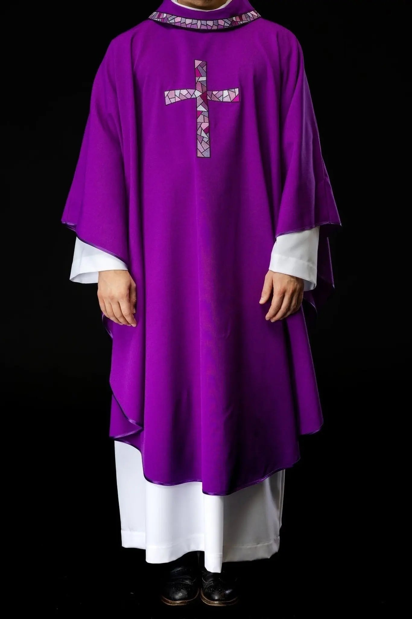Chasuble violette avec mosaïque de croix