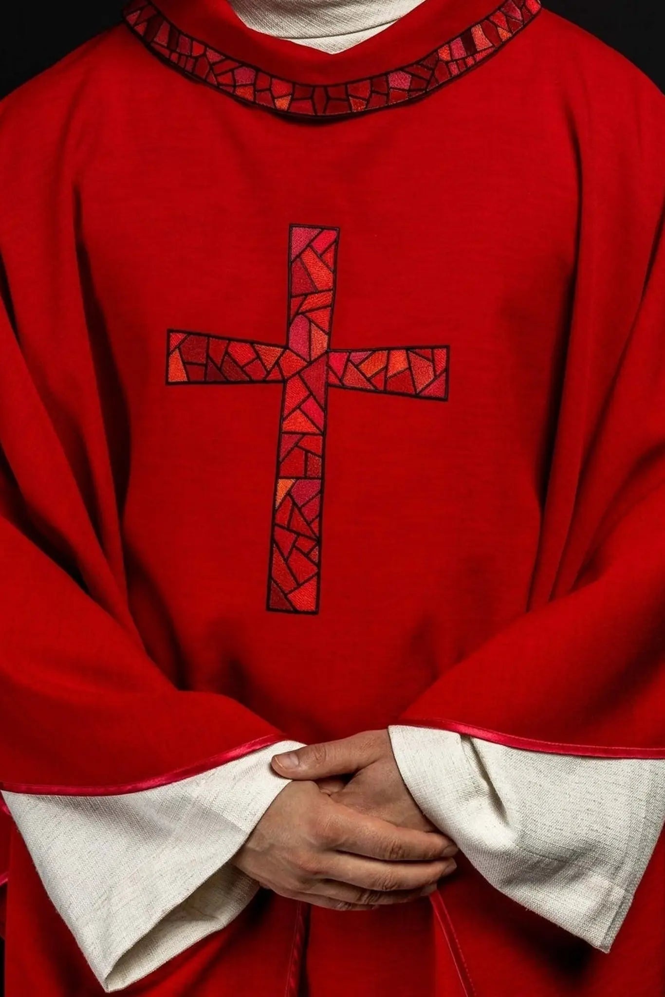 Chasuble brodée rouge avec mosaïque de croix