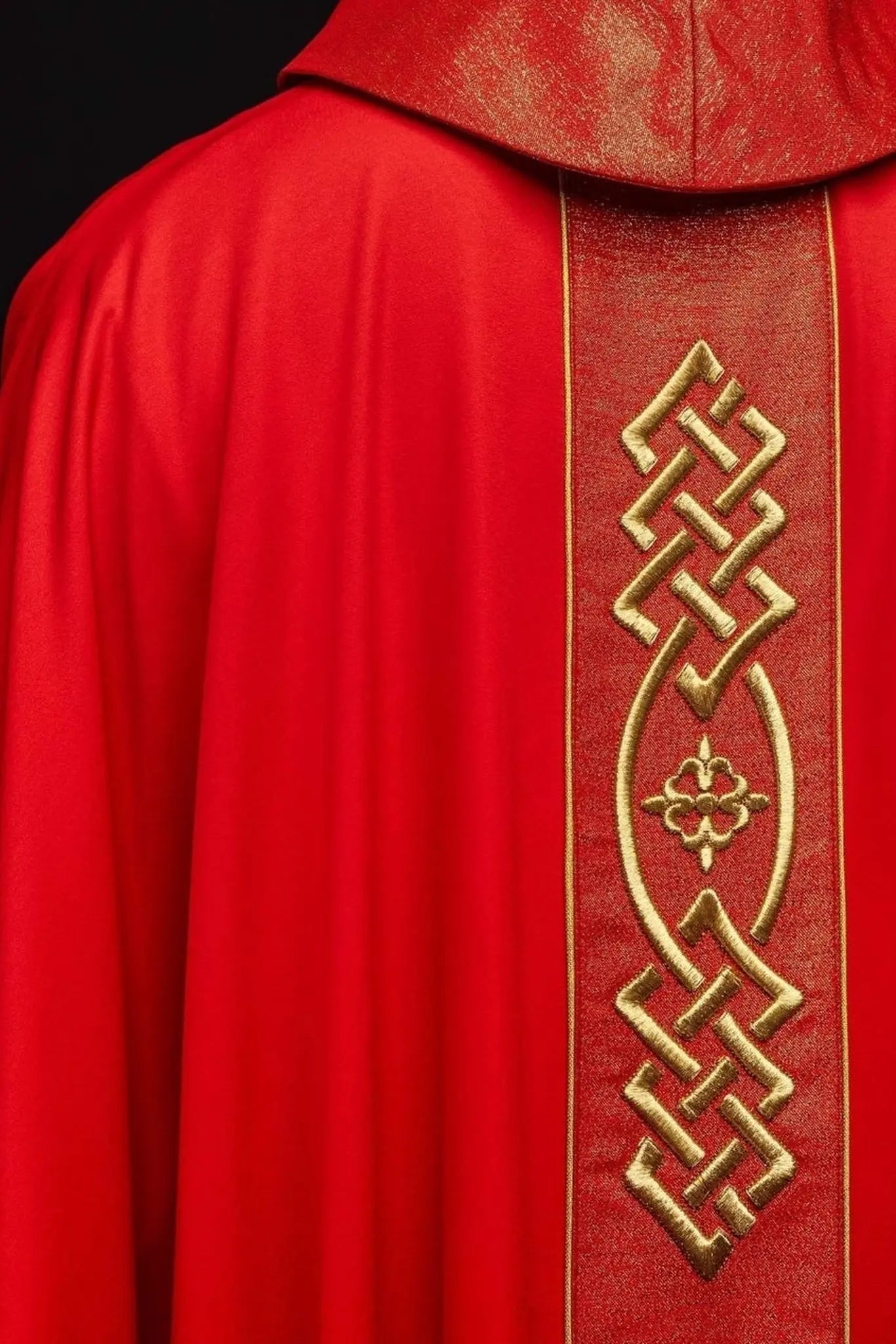Chasuble brodée rouge avec motif de croix dorée
