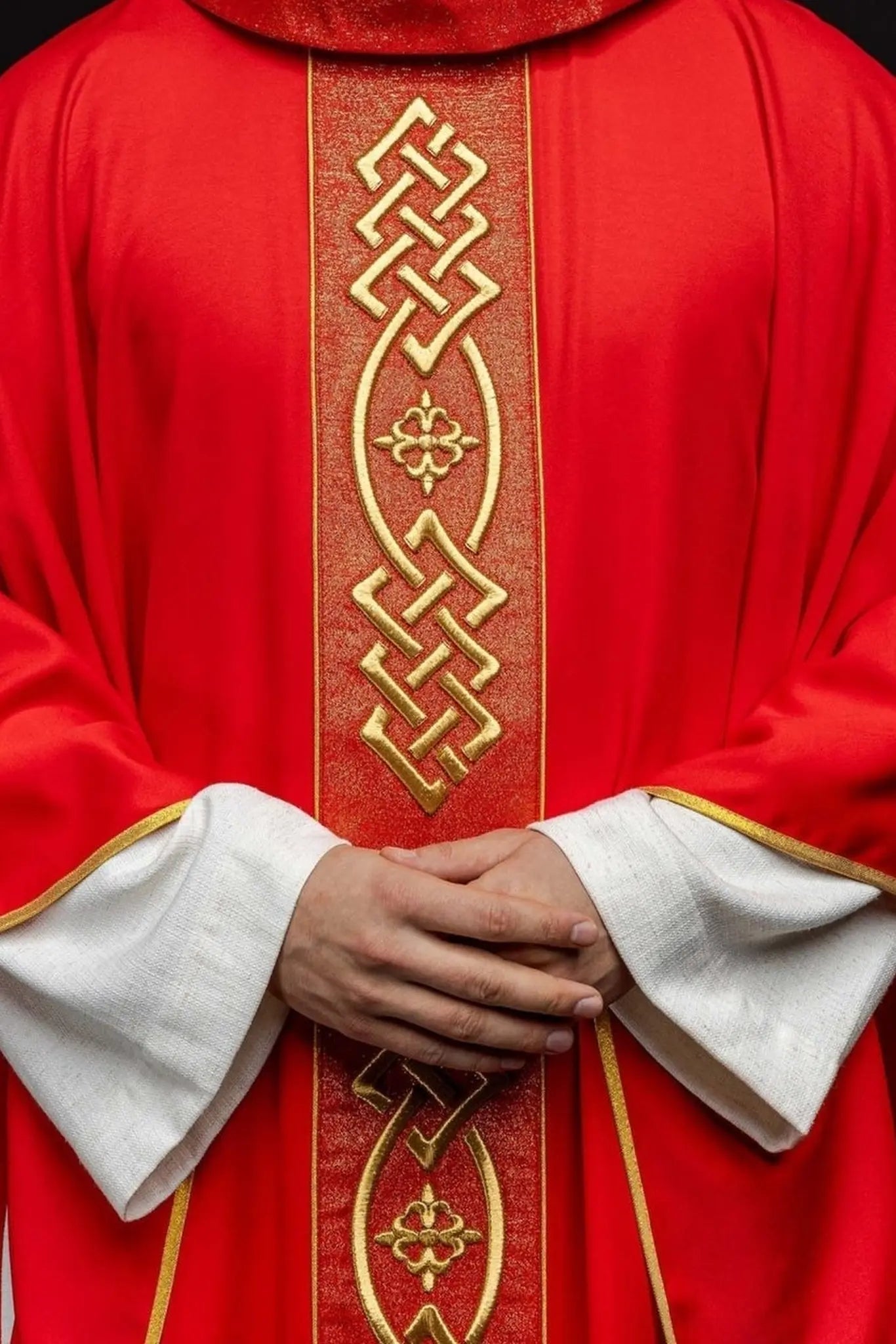 Chasuble brodée rouge avec motif de croix dorée
