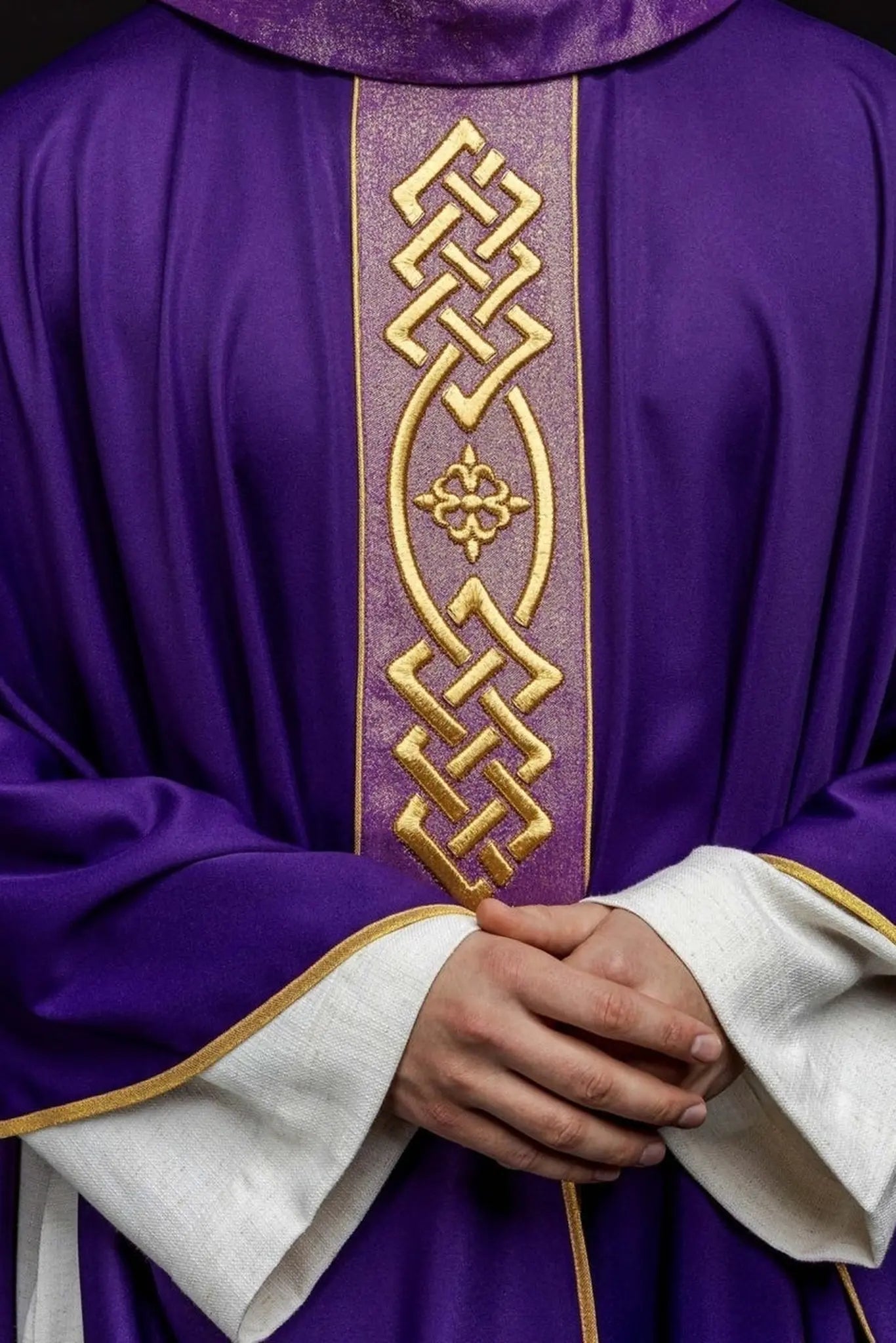Chasuble brodée en violet avec bande décorative