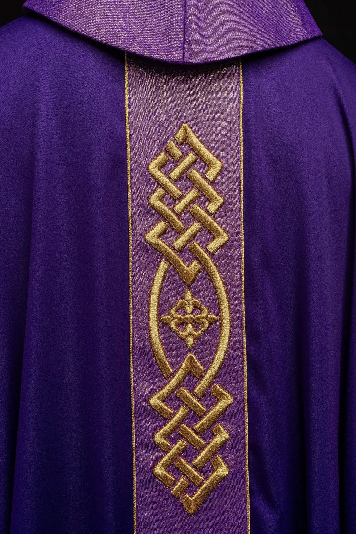 Chasuble brodée en violet avec bande décorative