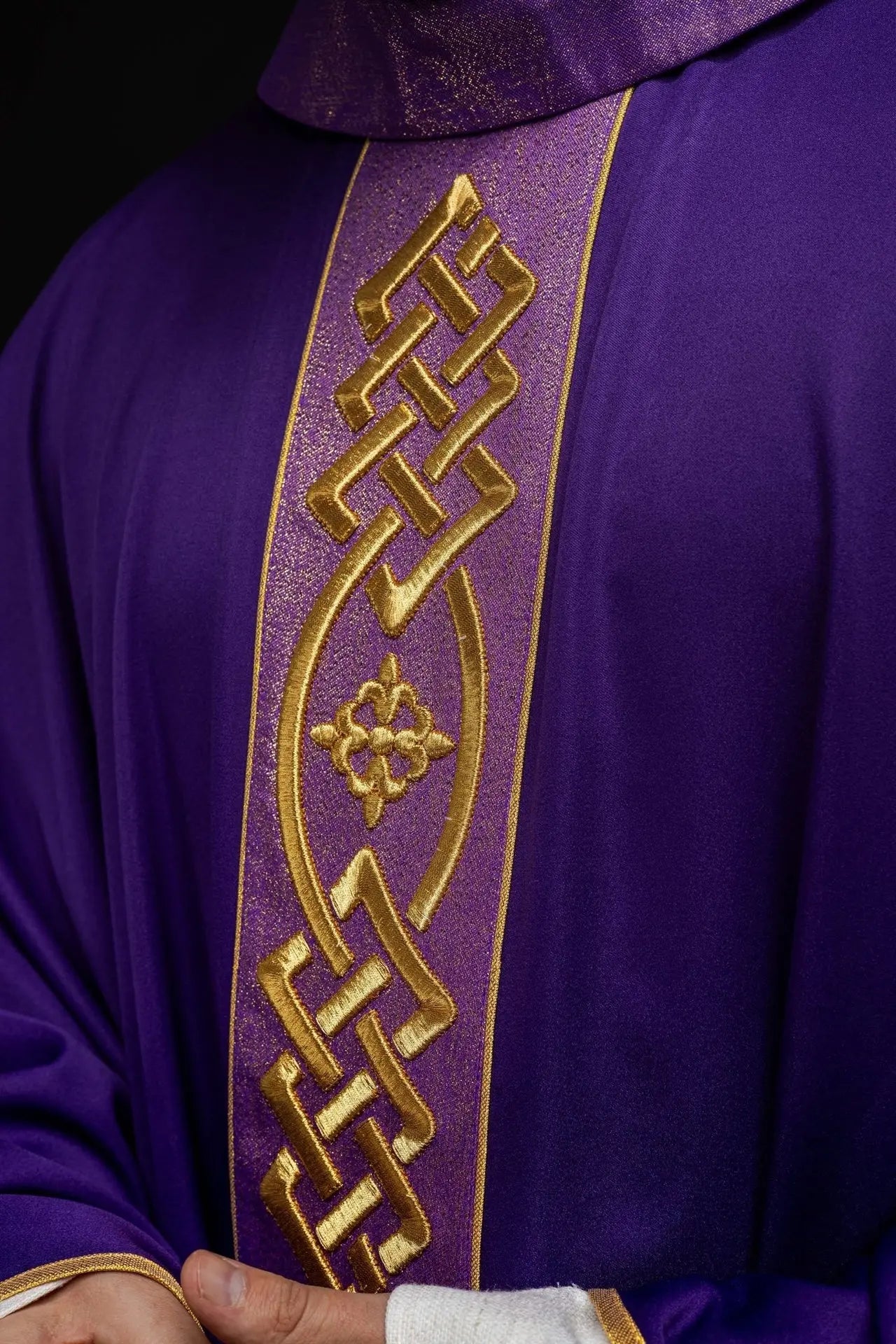 Chasuble brodée en violet avec bande décorative