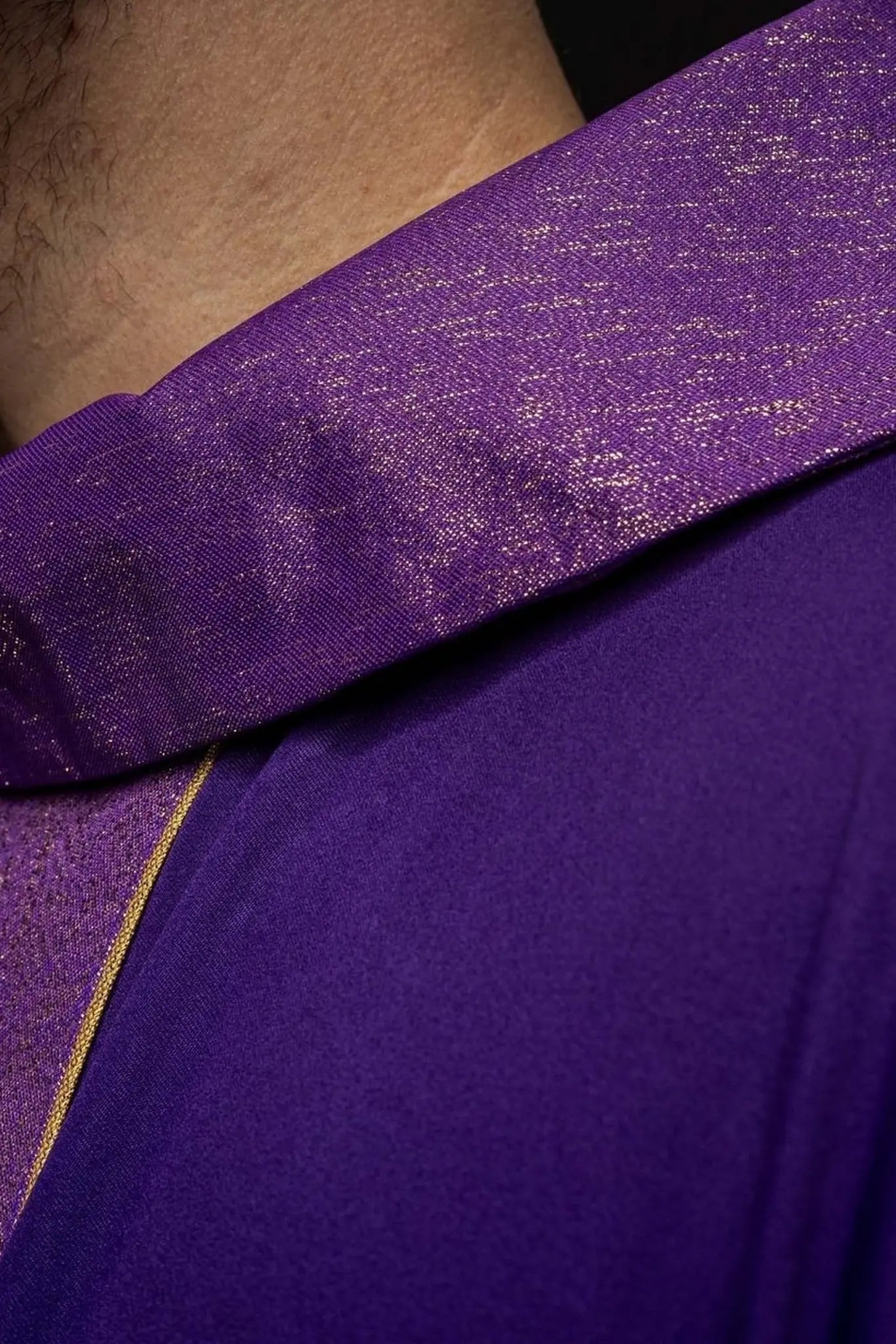 Chasuble brodée en violet avec bande décorative