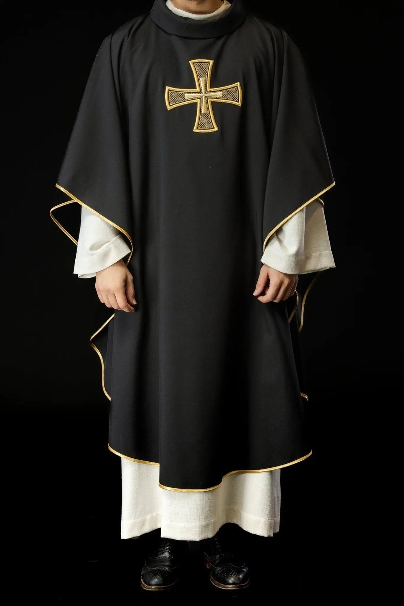 Chasuble noire brodée IHS