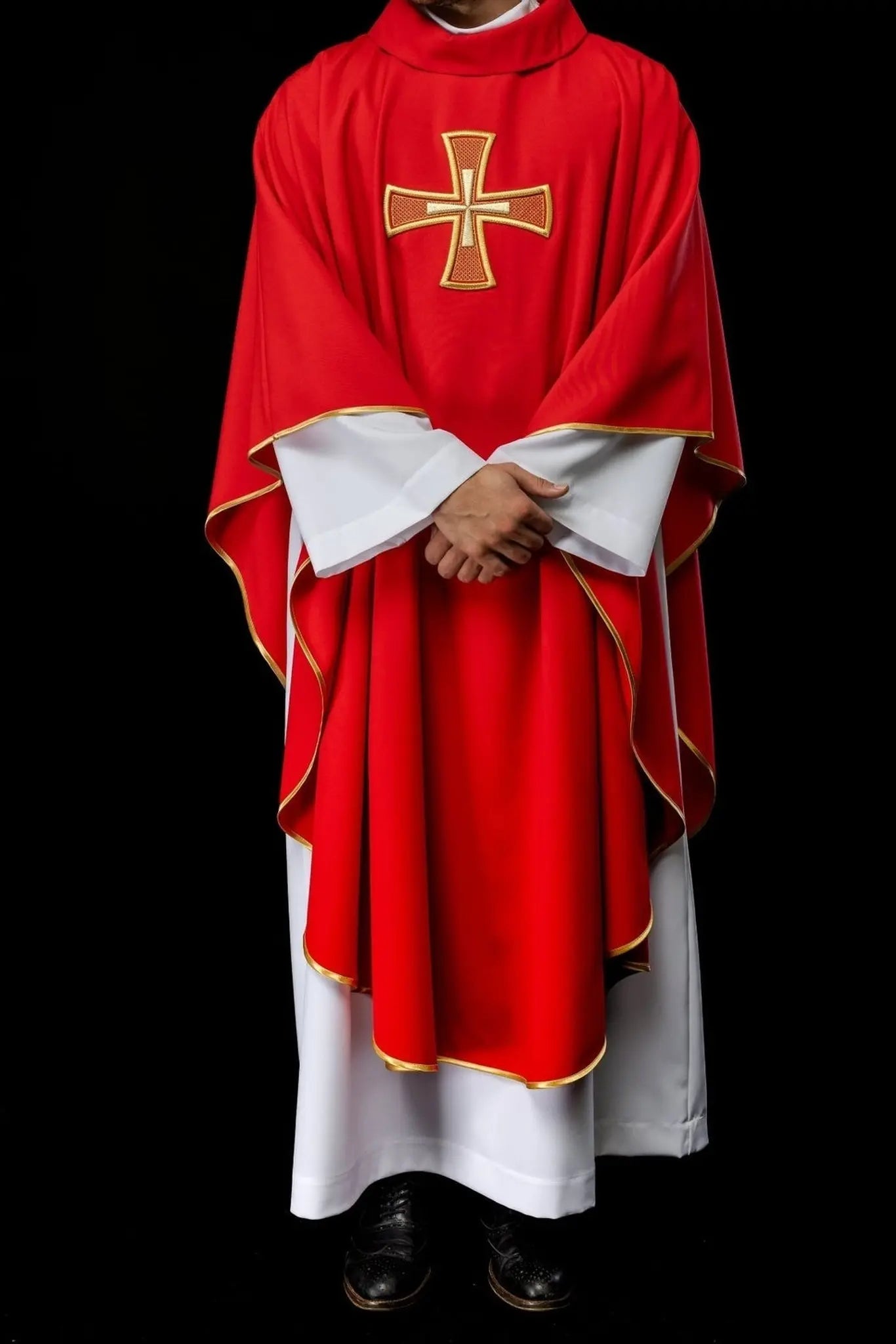 Chasuble brodée IHS rouge avec motif croix