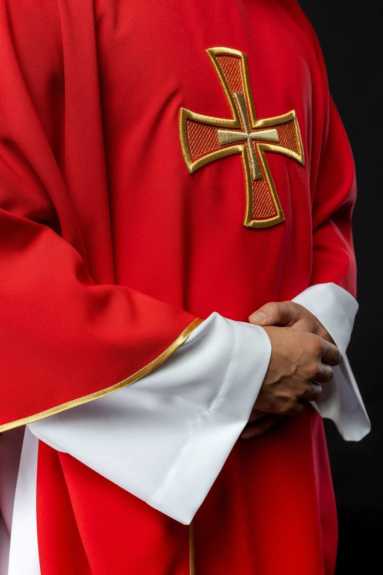 Chasuble brodée IHS rouge avec motif croix