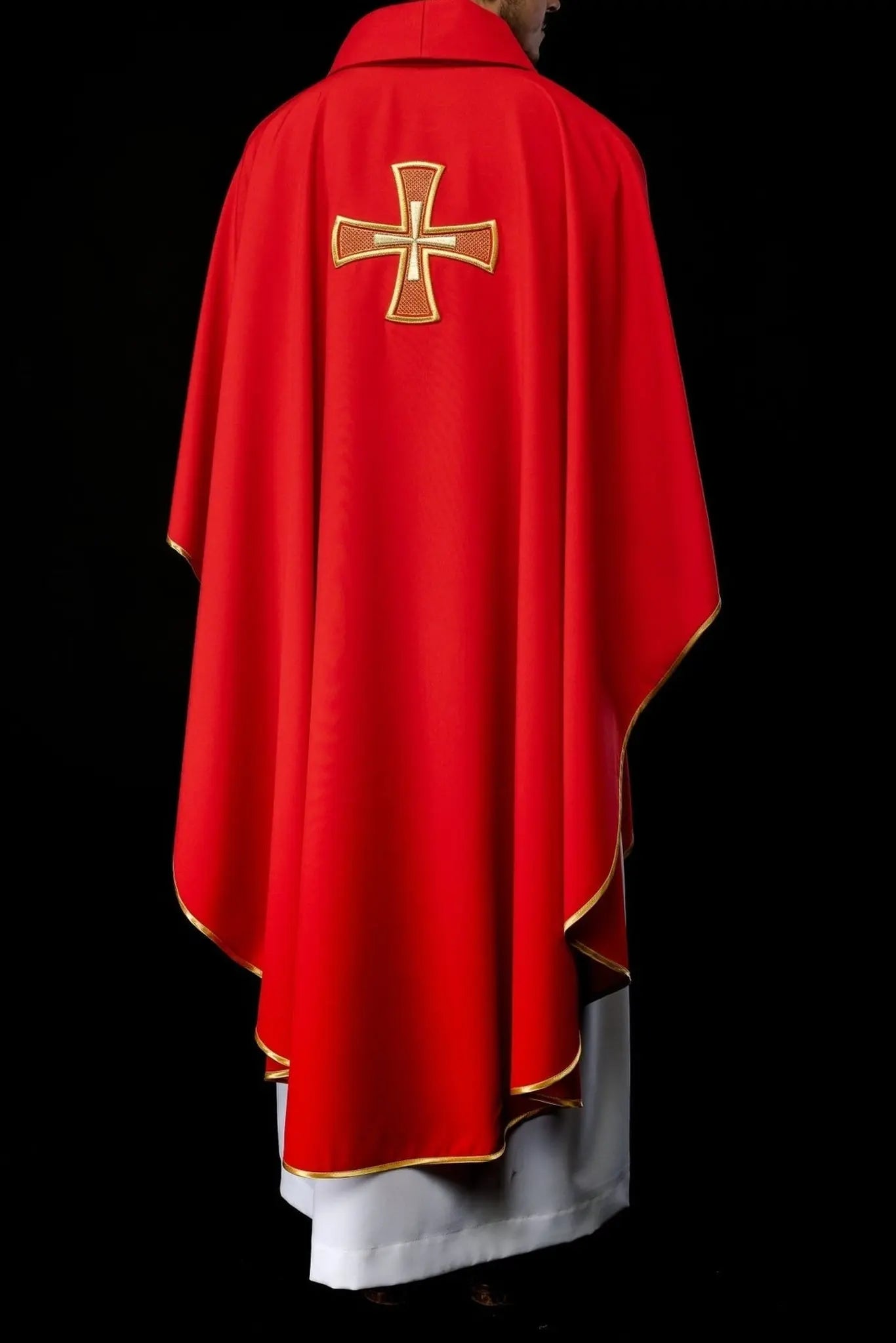 Chasuble brodée IHS rouge avec motif croix