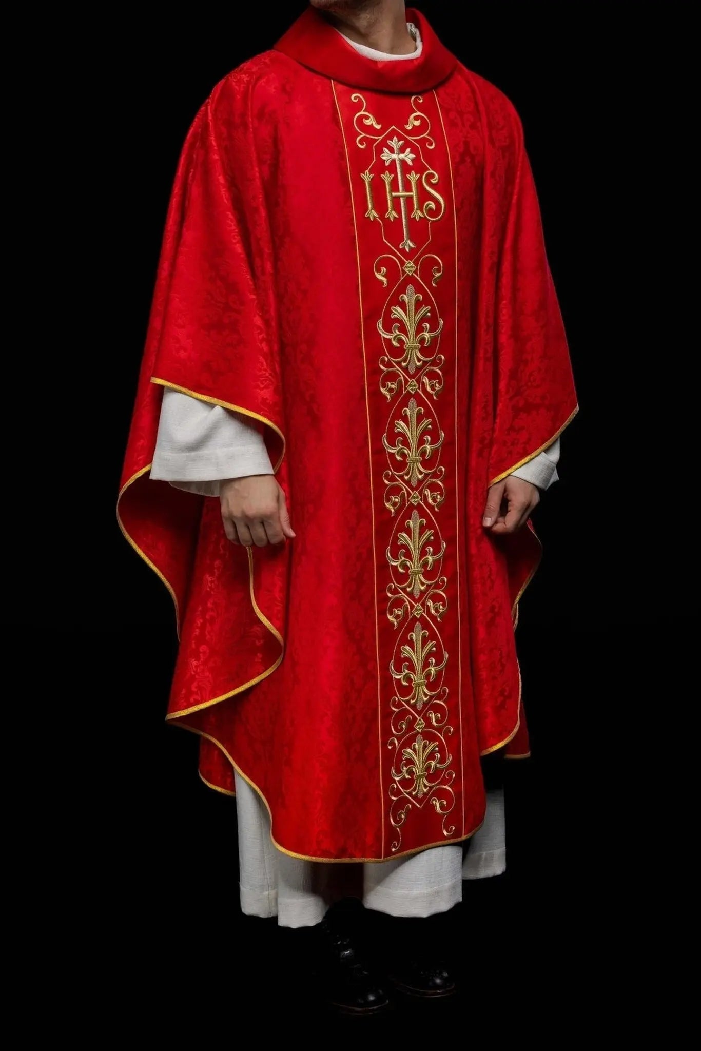 Chasuble rouge brodée IHS avec tissu décoré