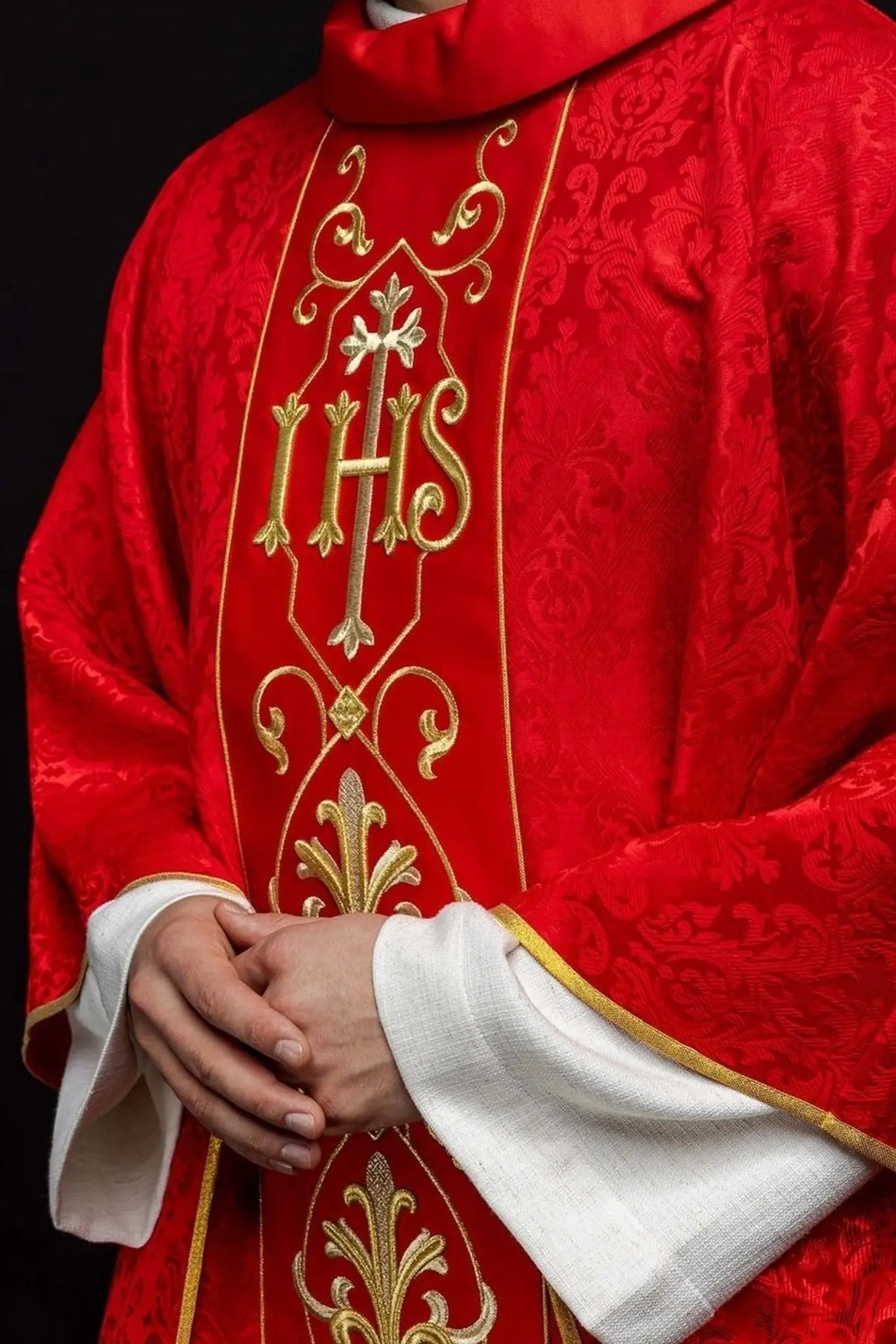 Chasuble rouge brodée IHS avec tissu décoré