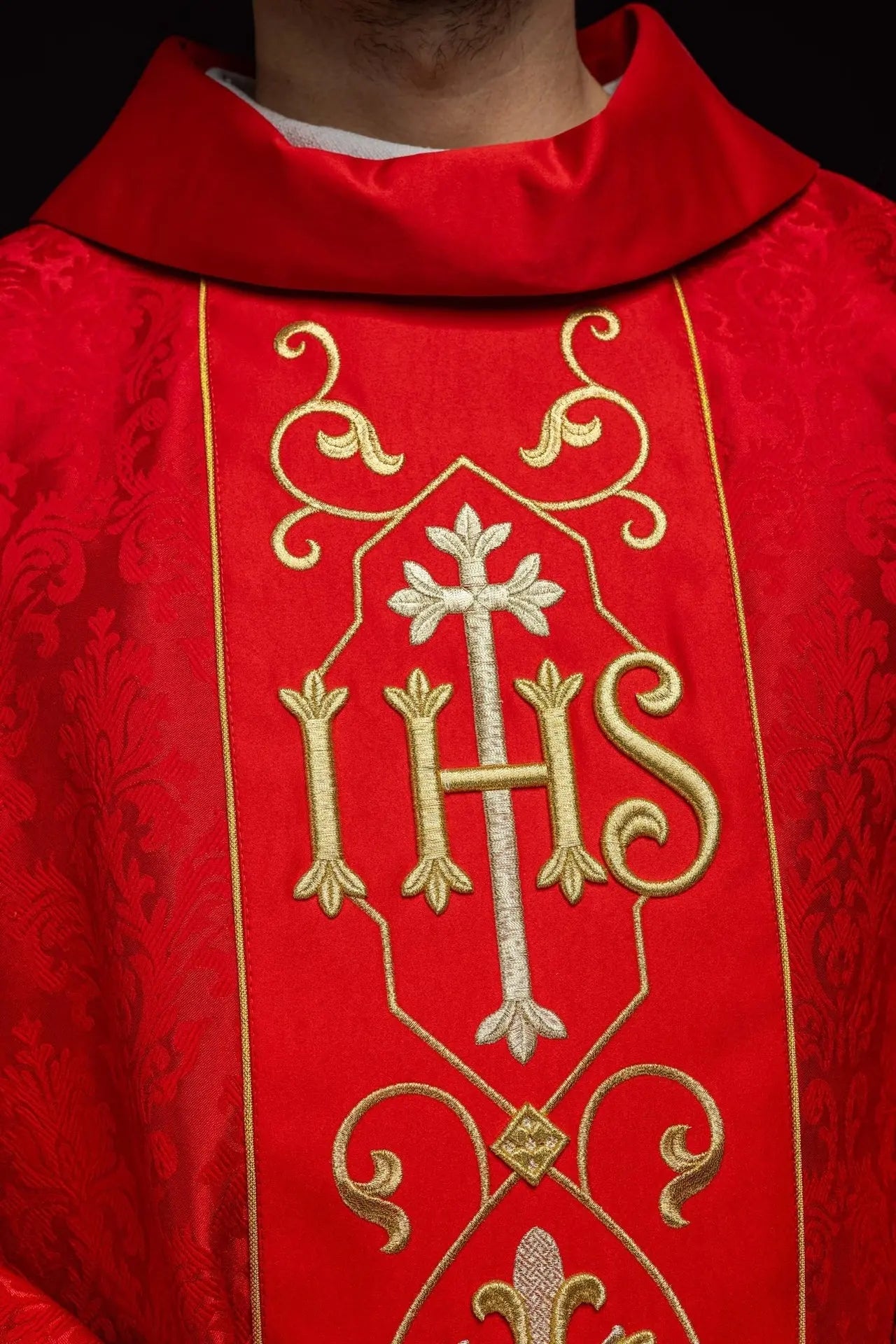 Chasuble rouge brodée IHS avec tissu décoré
