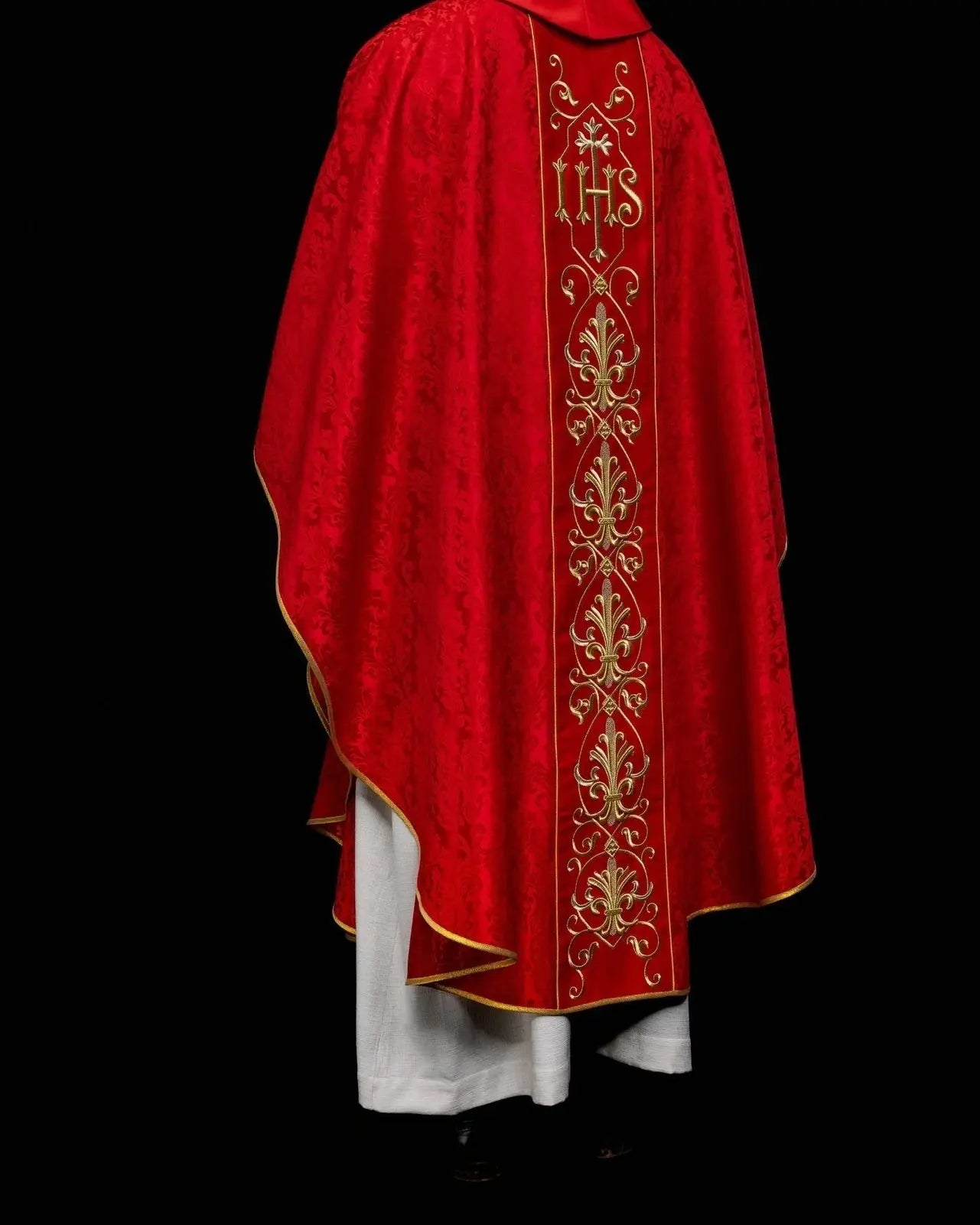 Chasuble rouge brodée IHS avec tissu décoré