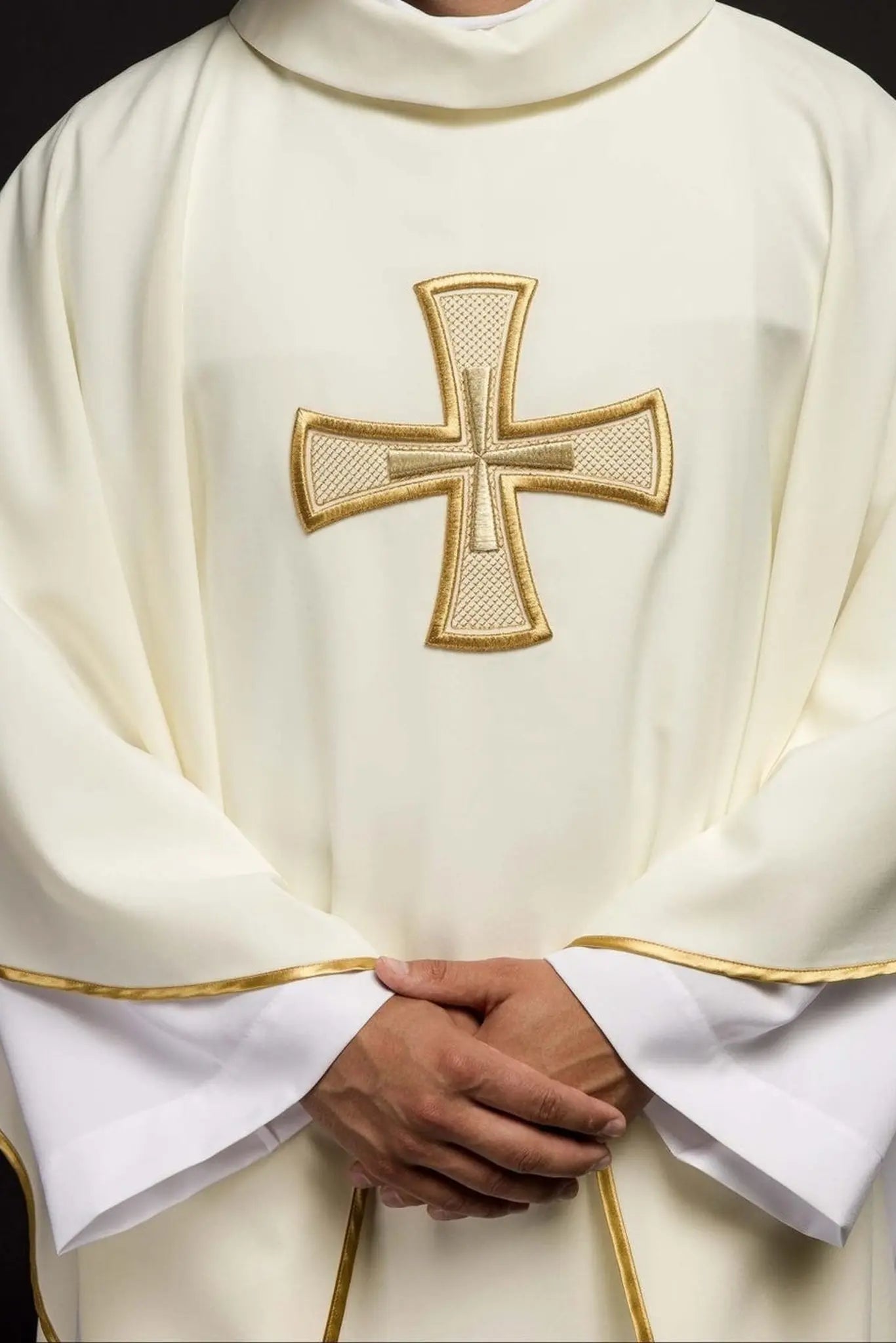Chasuble brodée IHS écrue