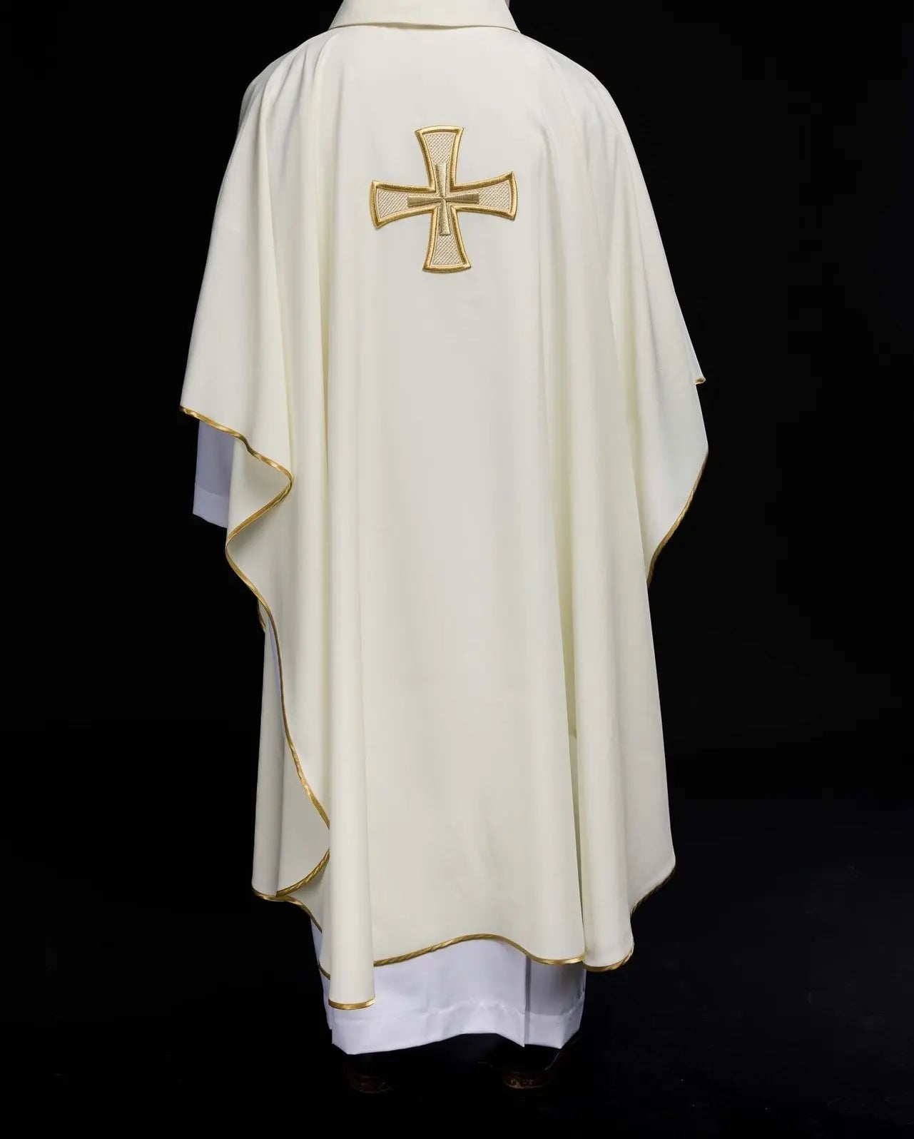 Chasuble brodée IHS écrue