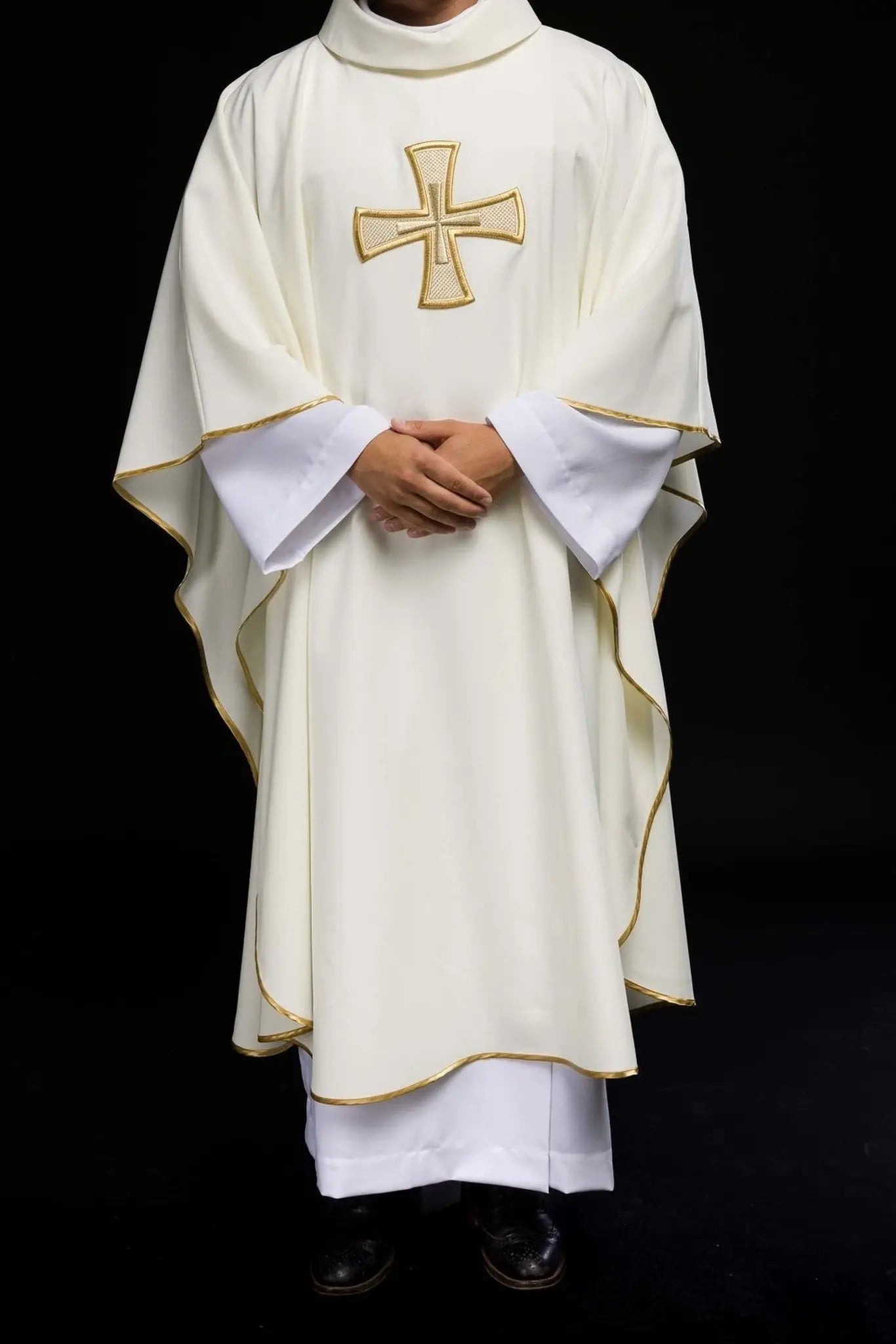 Chasuble brodée IHS écrue
