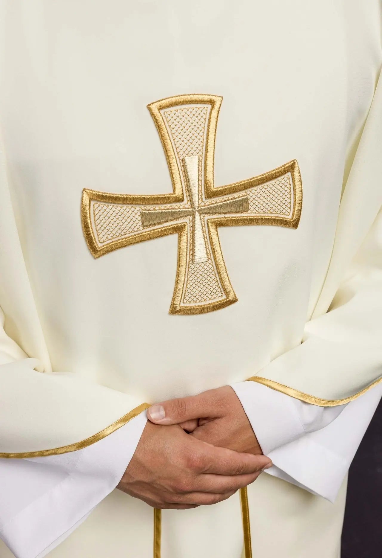 Chasuble brodée IHS écrue