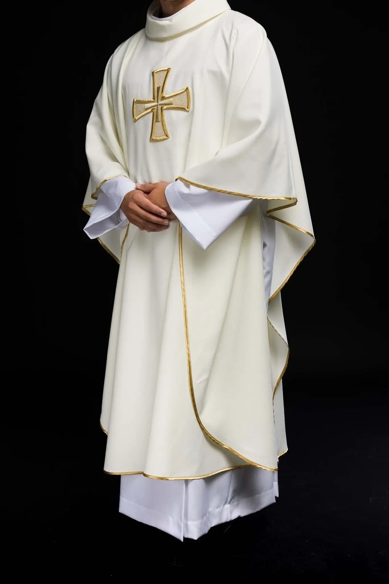 Chasuble brodée IHS écrue