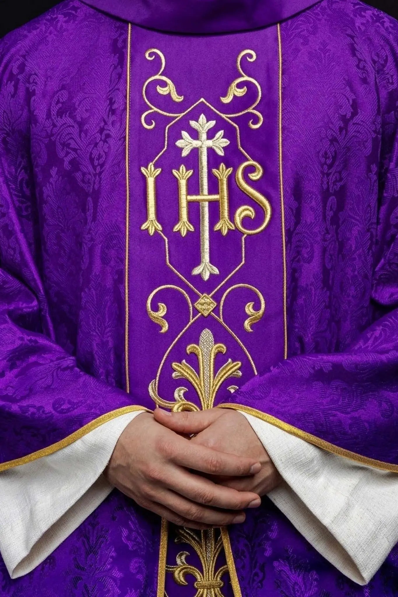 Chasuble brodée IHS Tissu décoratif violet