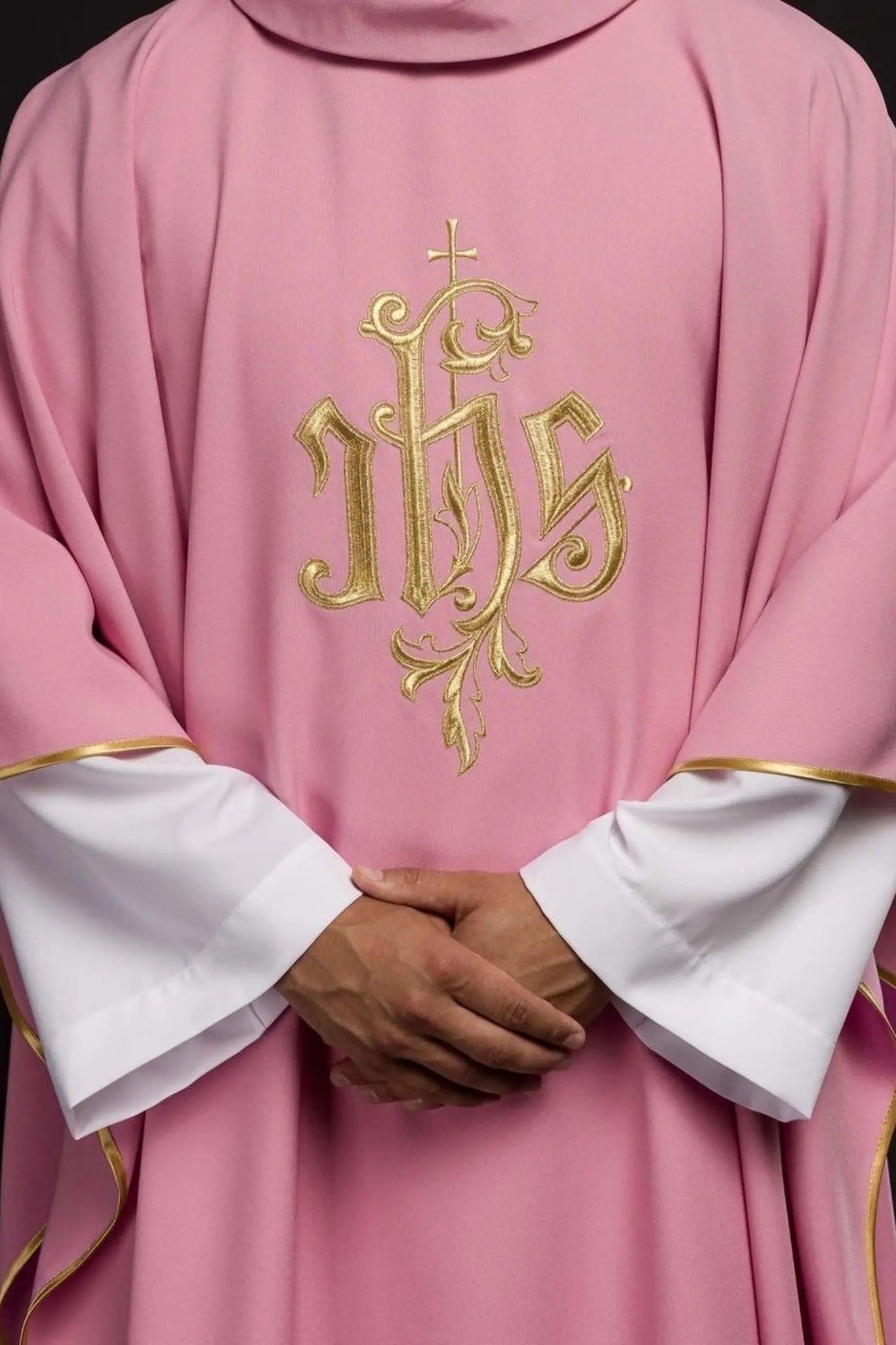 Chasuble brodée IHS en rose