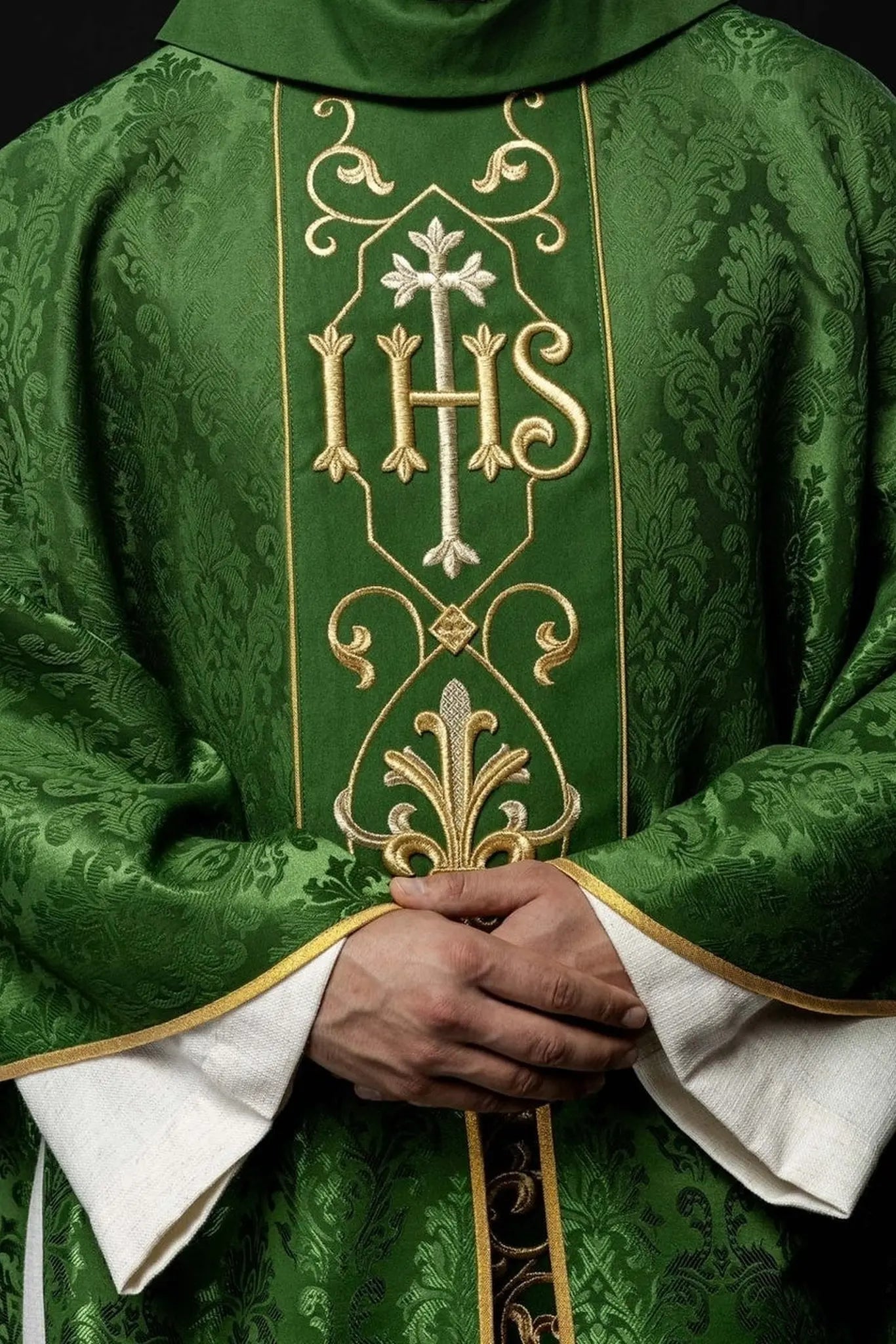 Chasuble brodée IHS Tissu décoratif vert