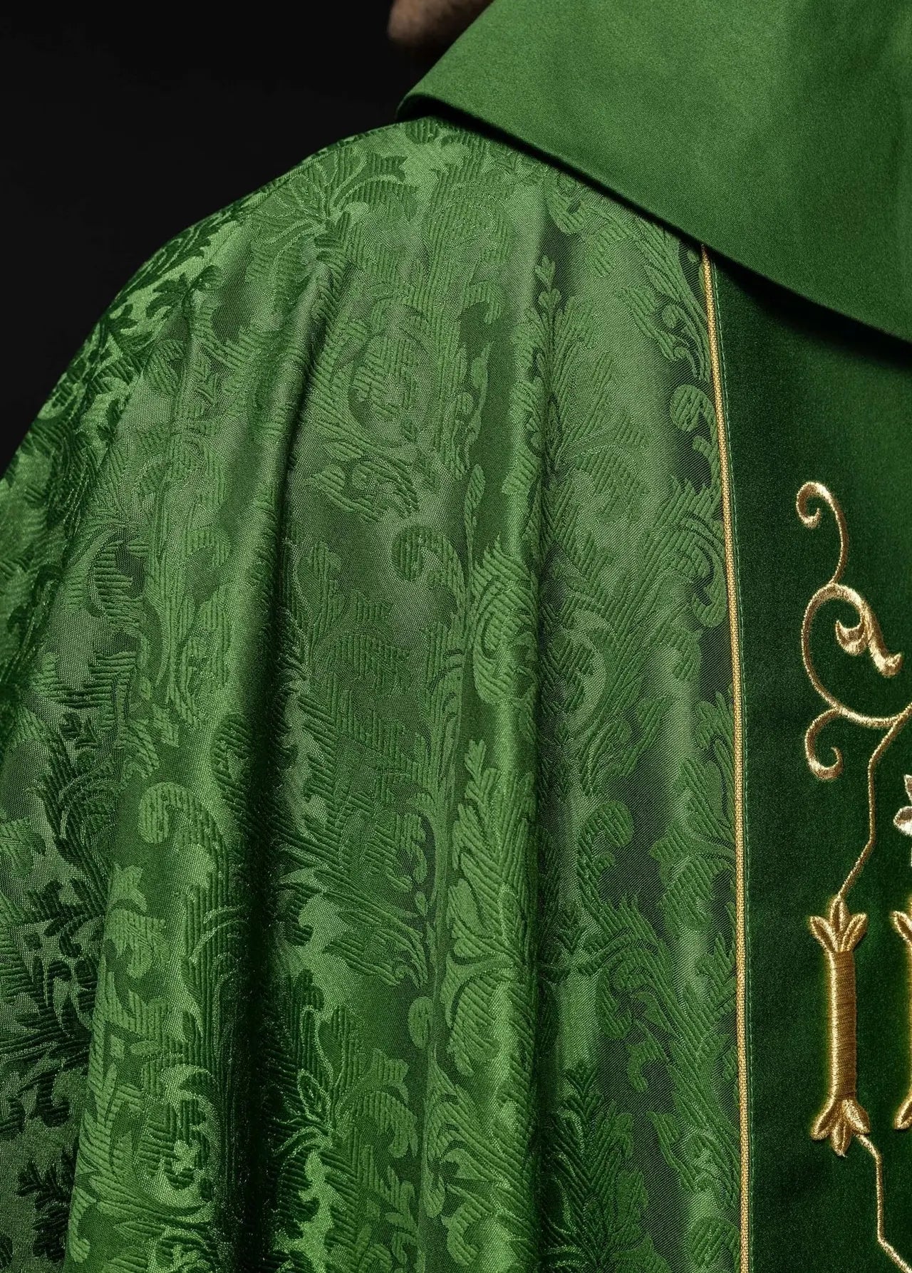 Chasuble brodée IHS Tissu décoratif vert
