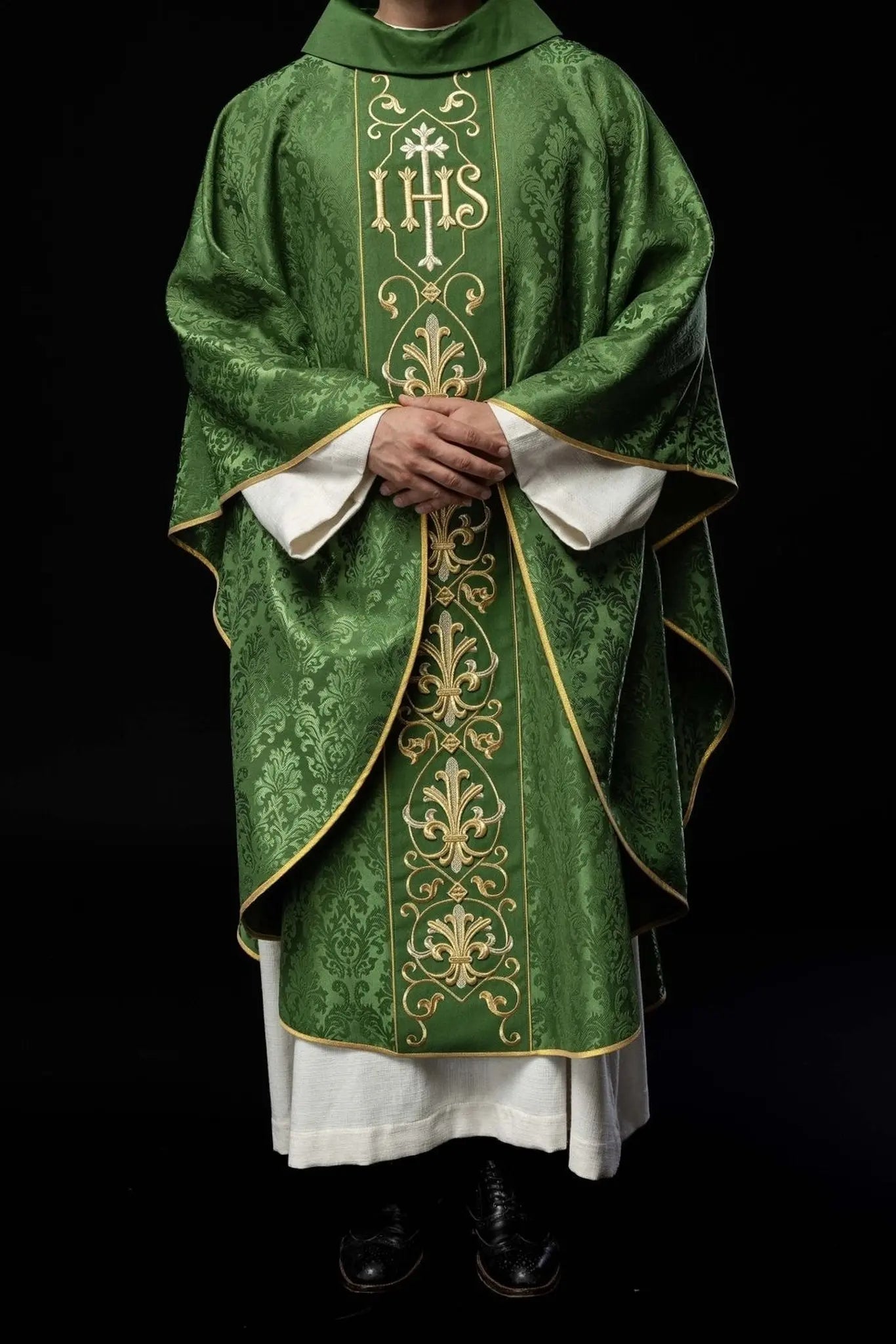 Chasuble brodée IHS Tissu décoratif vert