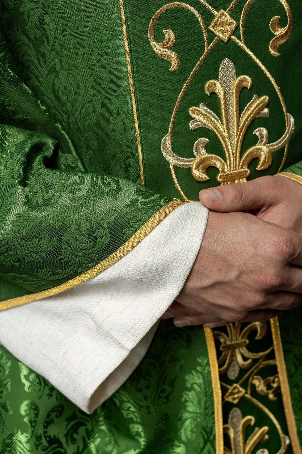 Chasuble brodée IHS Tissu décoratif vert