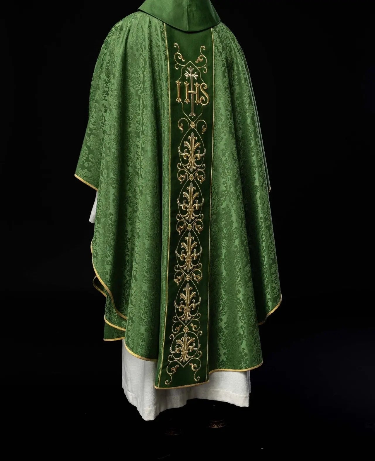 Chasuble brodée IHS Tissu décoratif vert