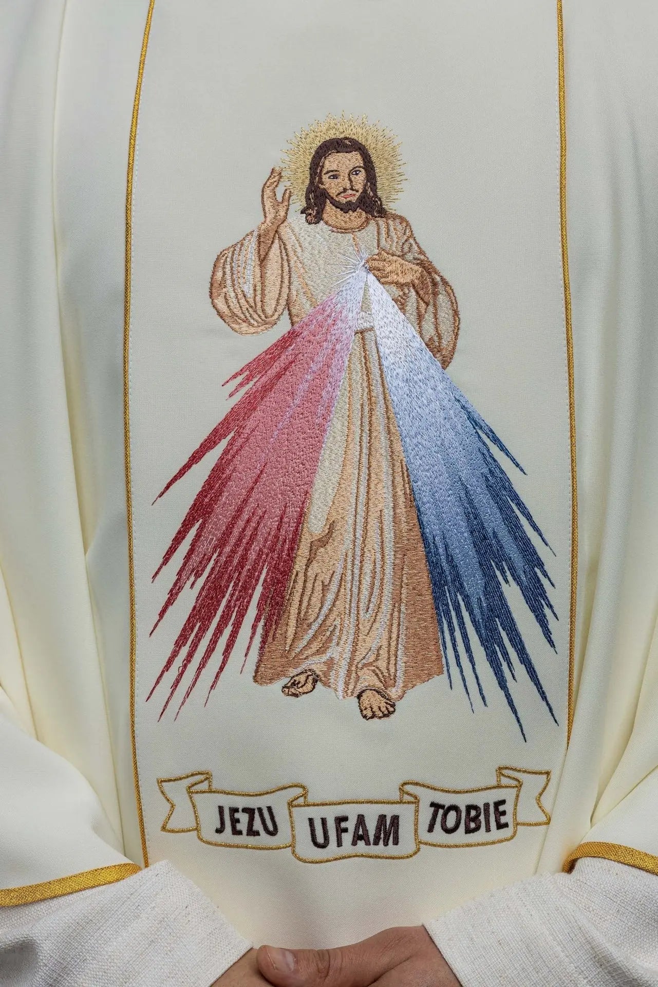 Chasuble brodée de Jésus Miséricordieux et IHS écru