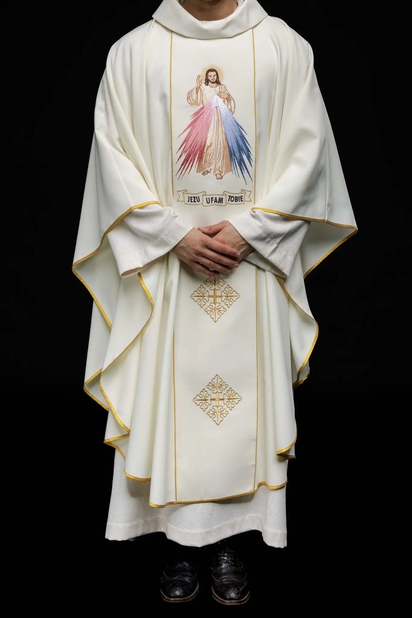 Chasuble brodée de Jésus Miséricordieux et IHS écru