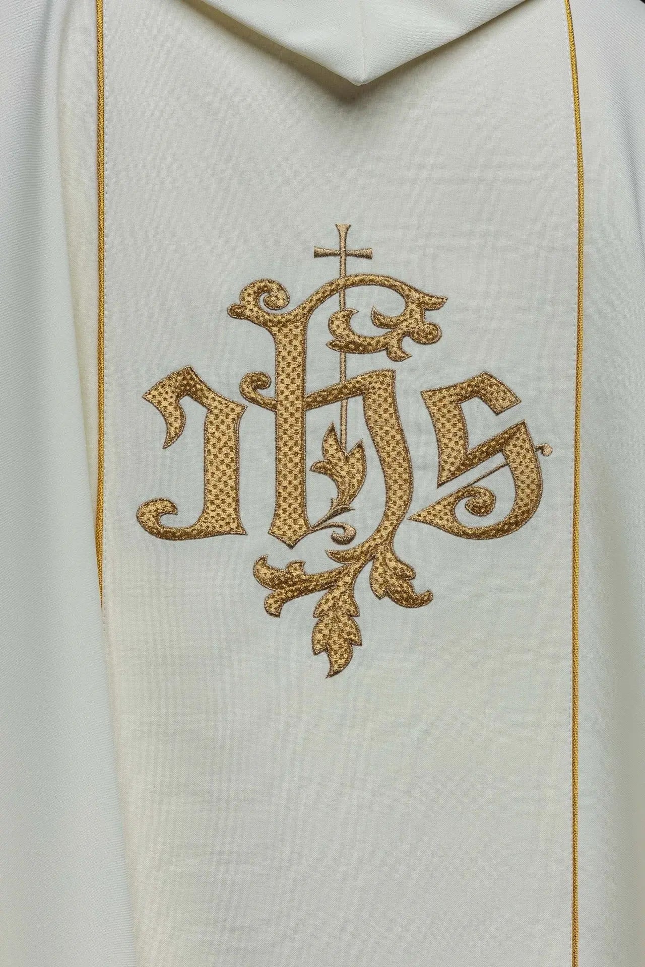 Chasuble brodée de Jésus Miséricordieux et IHS écru