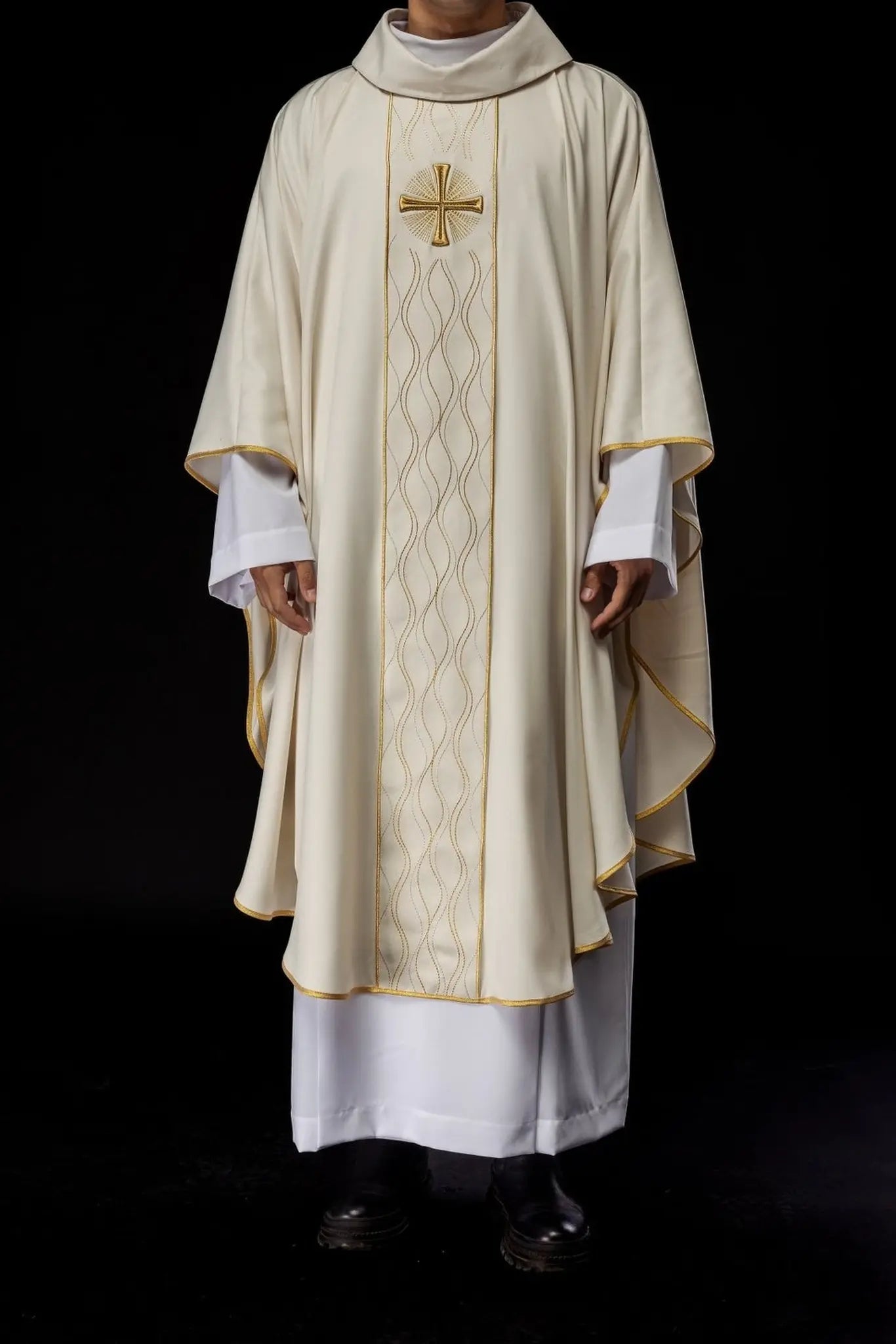Chasuble écrue brodée avec motif de croix