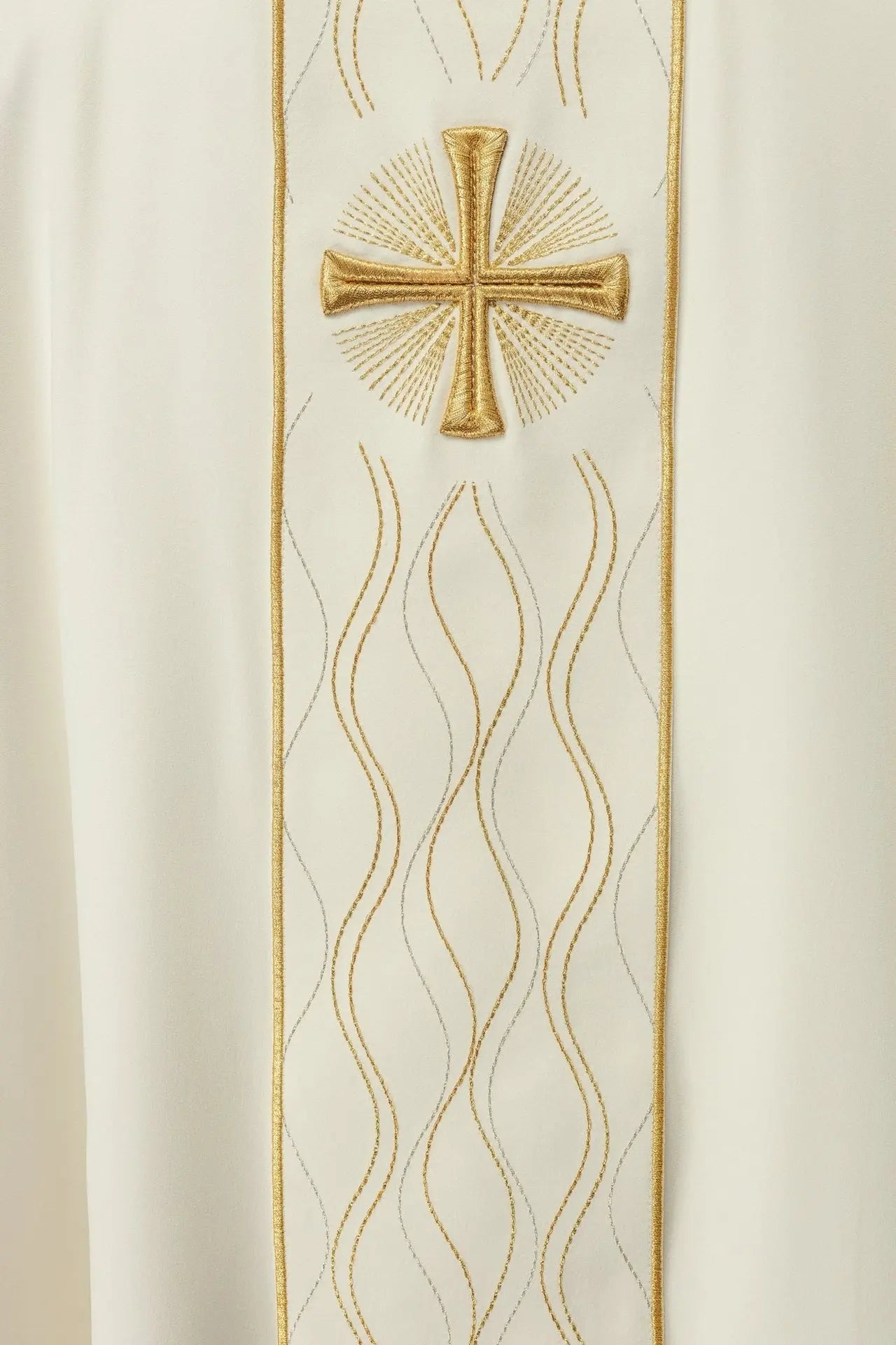 Chasuble écrue brodée avec motif de croix