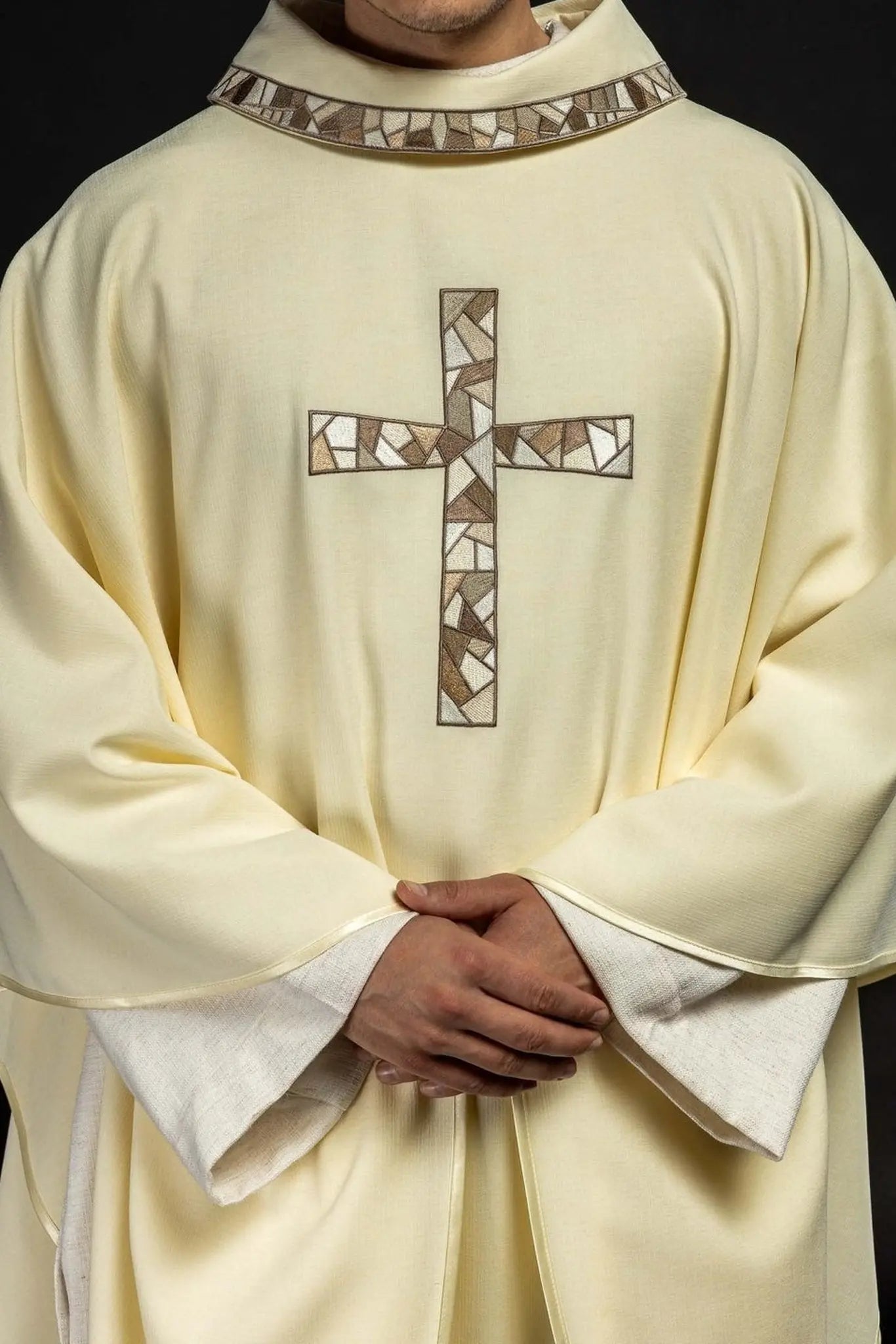 Chasuble écrue avec croix brodée