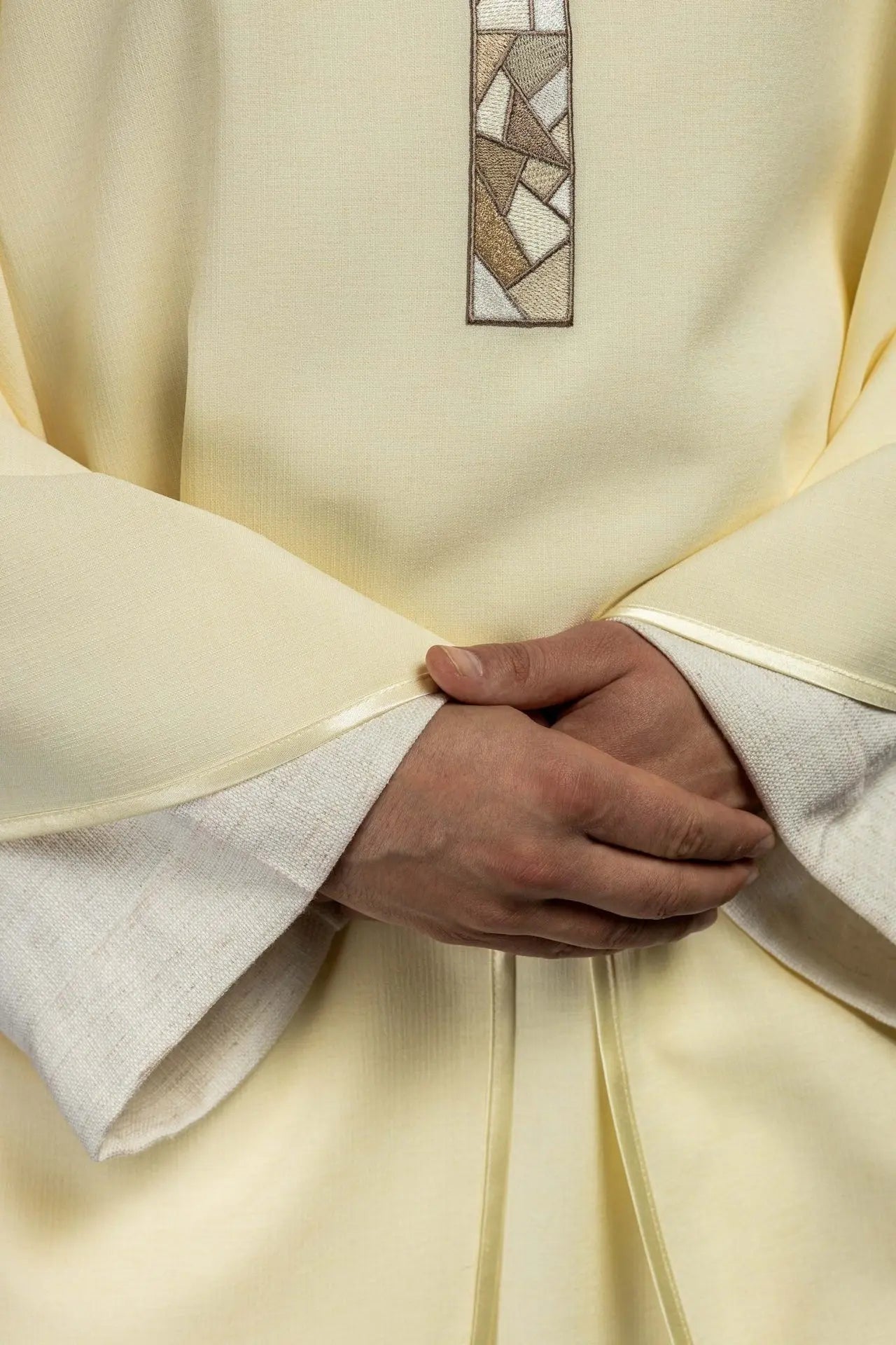 Chasuble écrue avec croix brodée