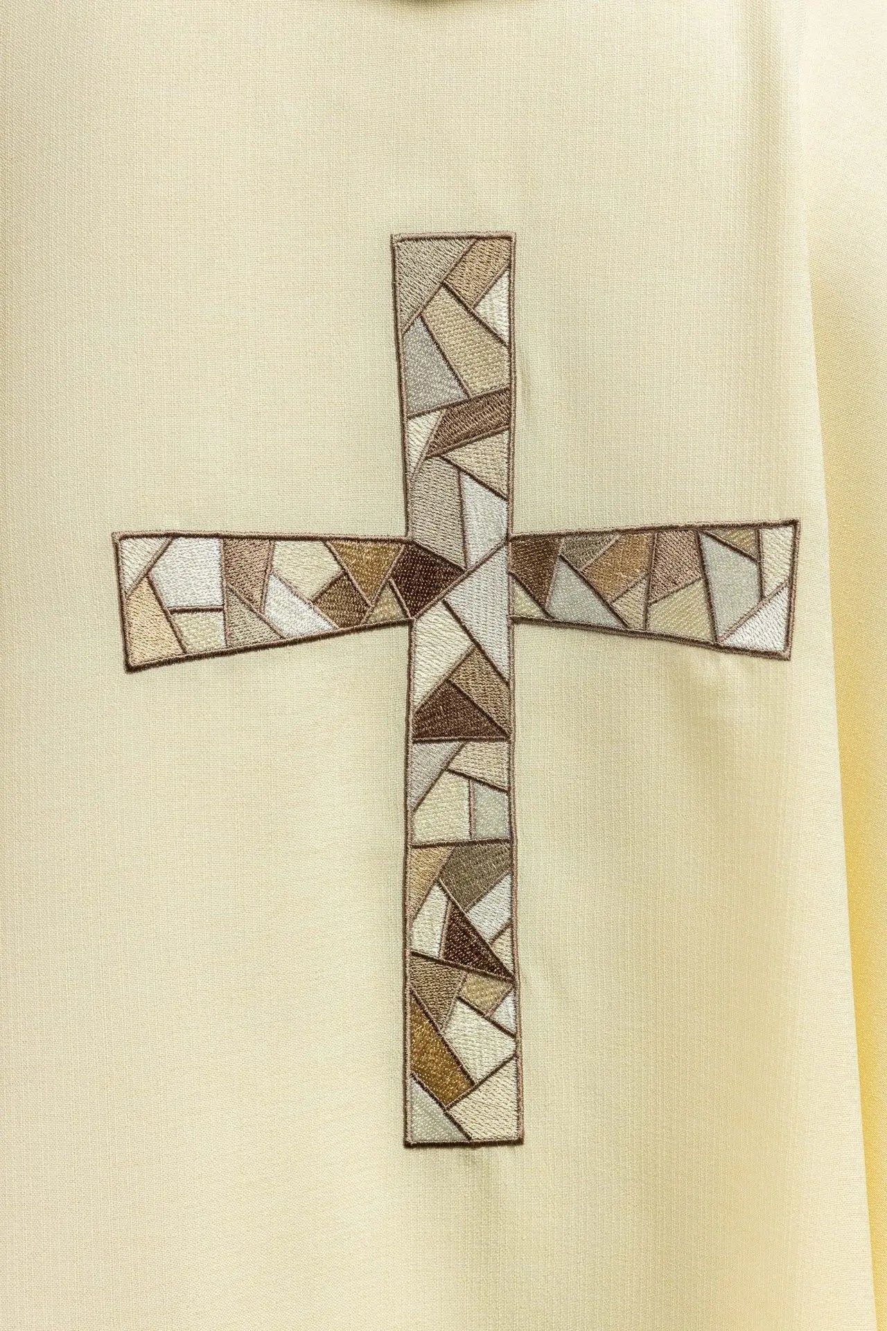 Chasuble écrue avec croix brodée