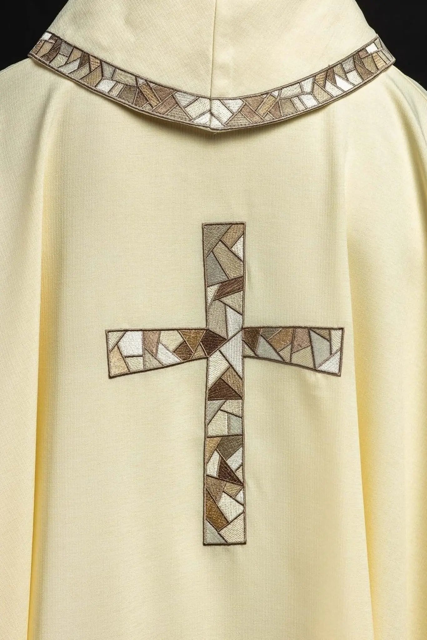 Chasuble écrue avec croix brodée