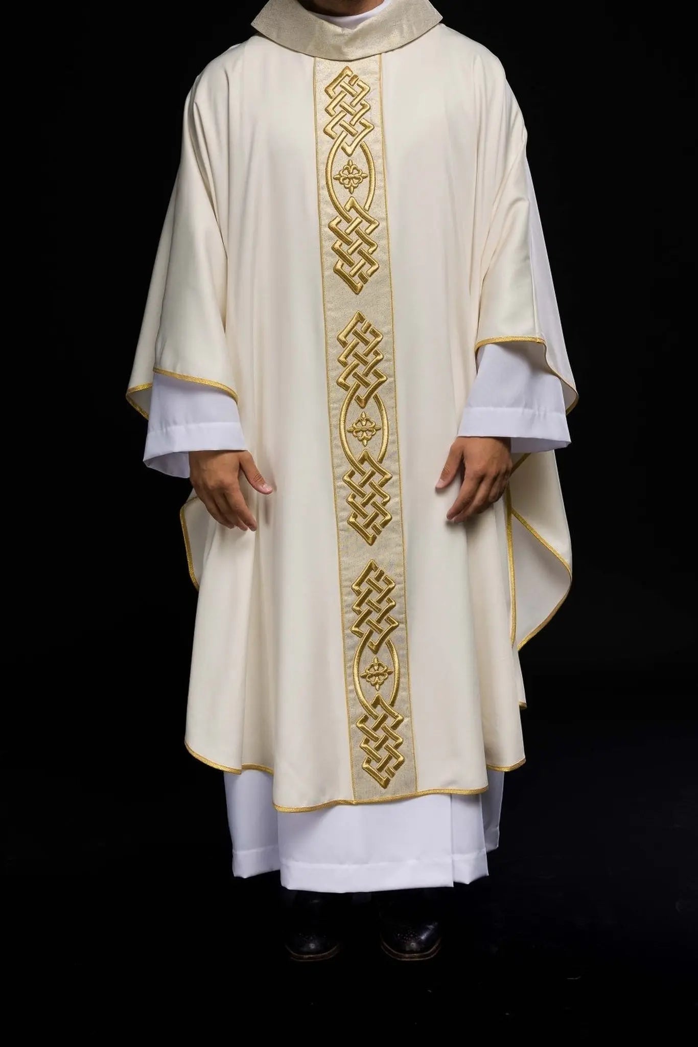 Chasuble écrue avec croix brodée
