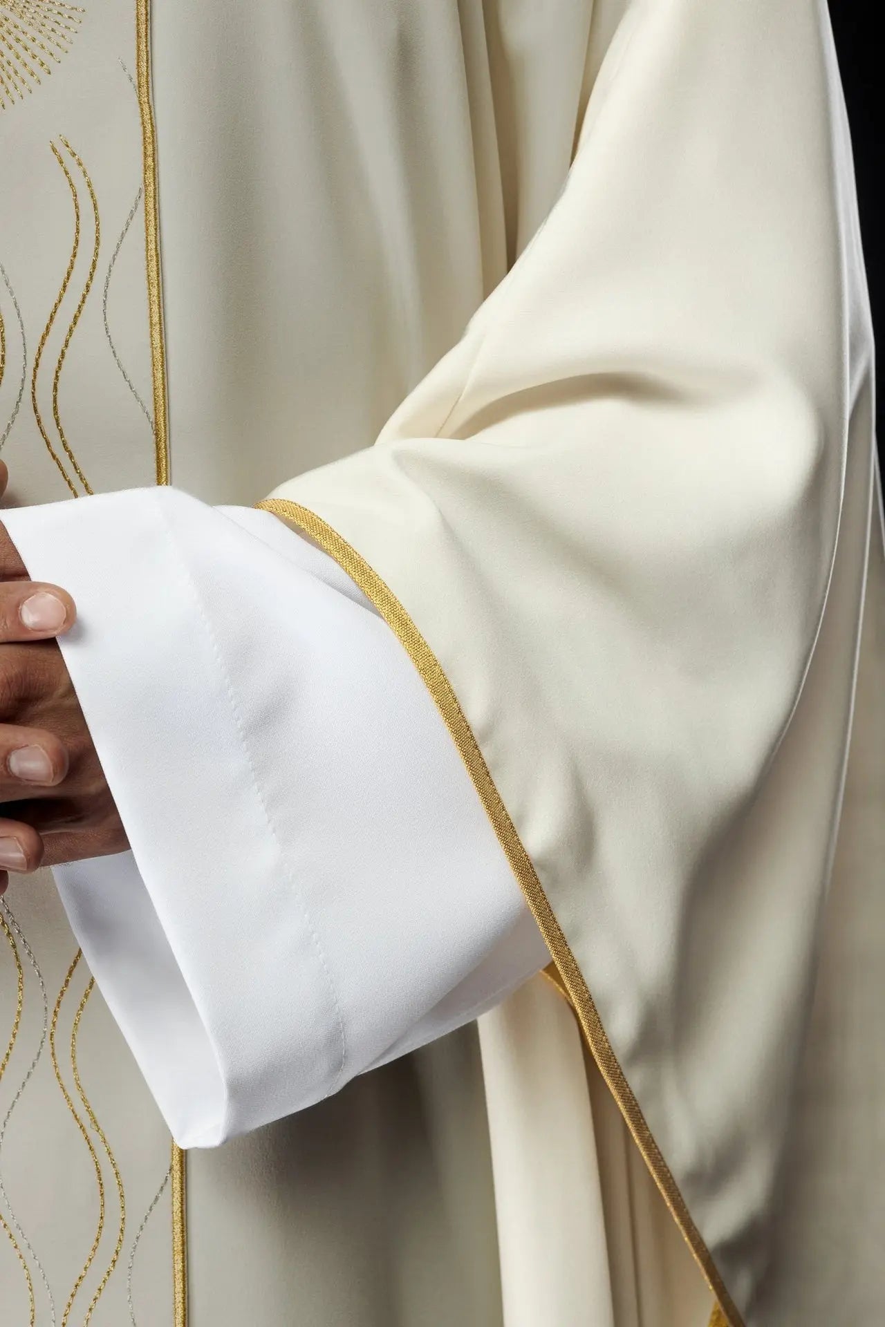Chasuble écrue brodée avec motif de croix