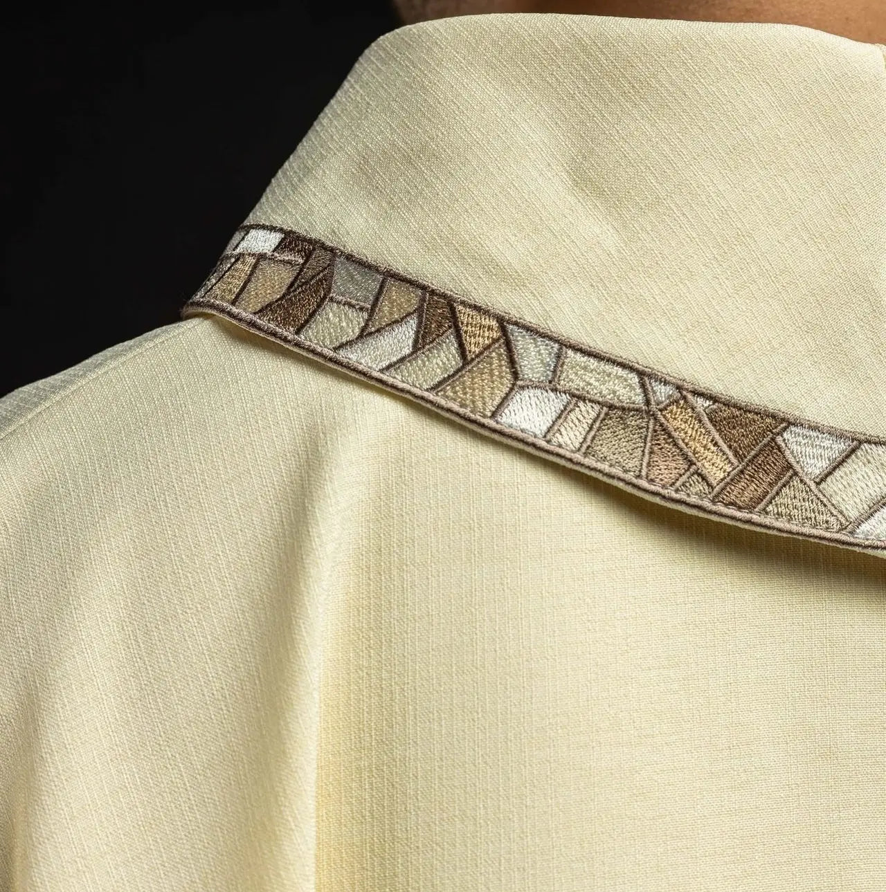 Chasuble écrue avec croix brodée
