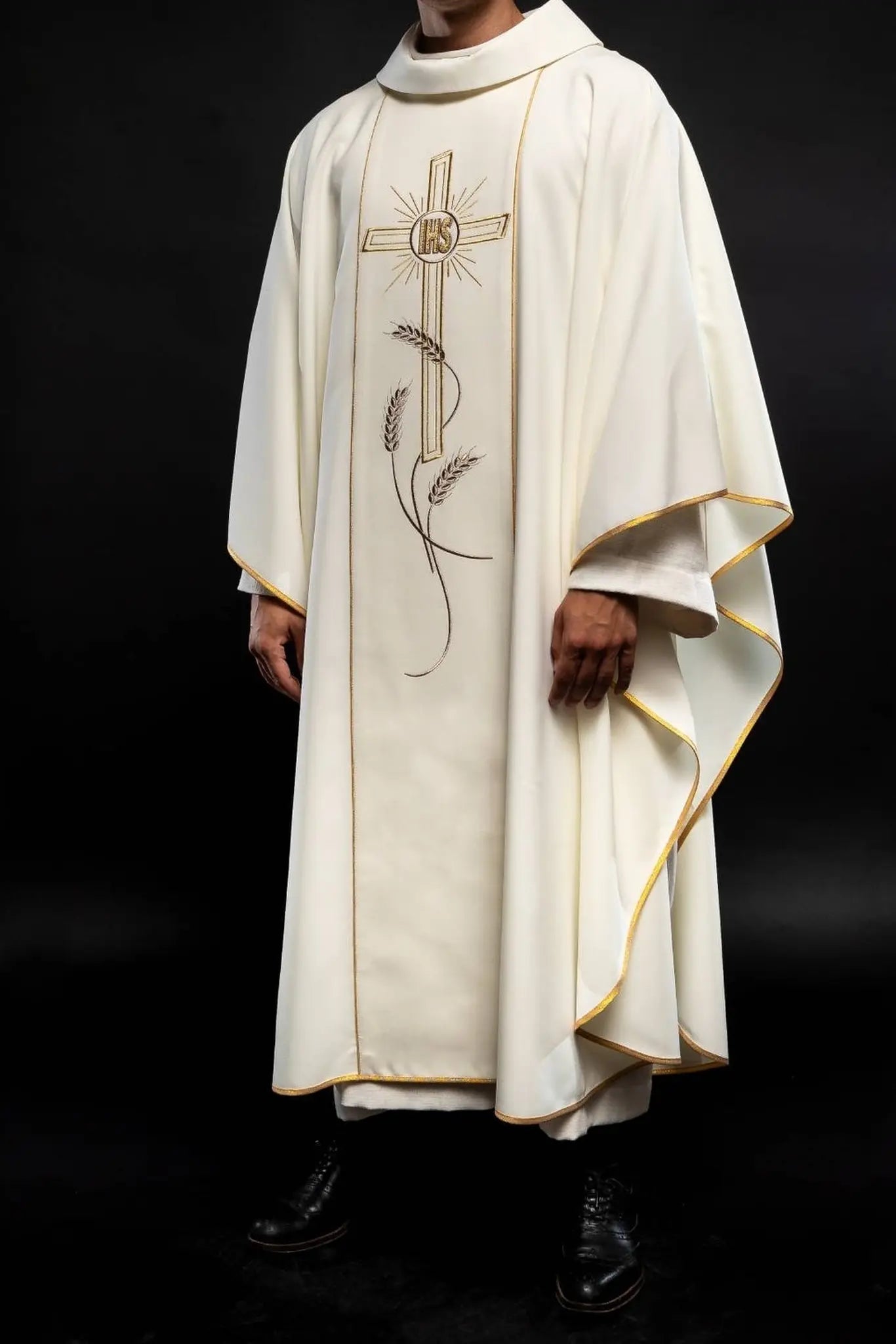 Chasuble brodée Croix avec symbole IHS écru