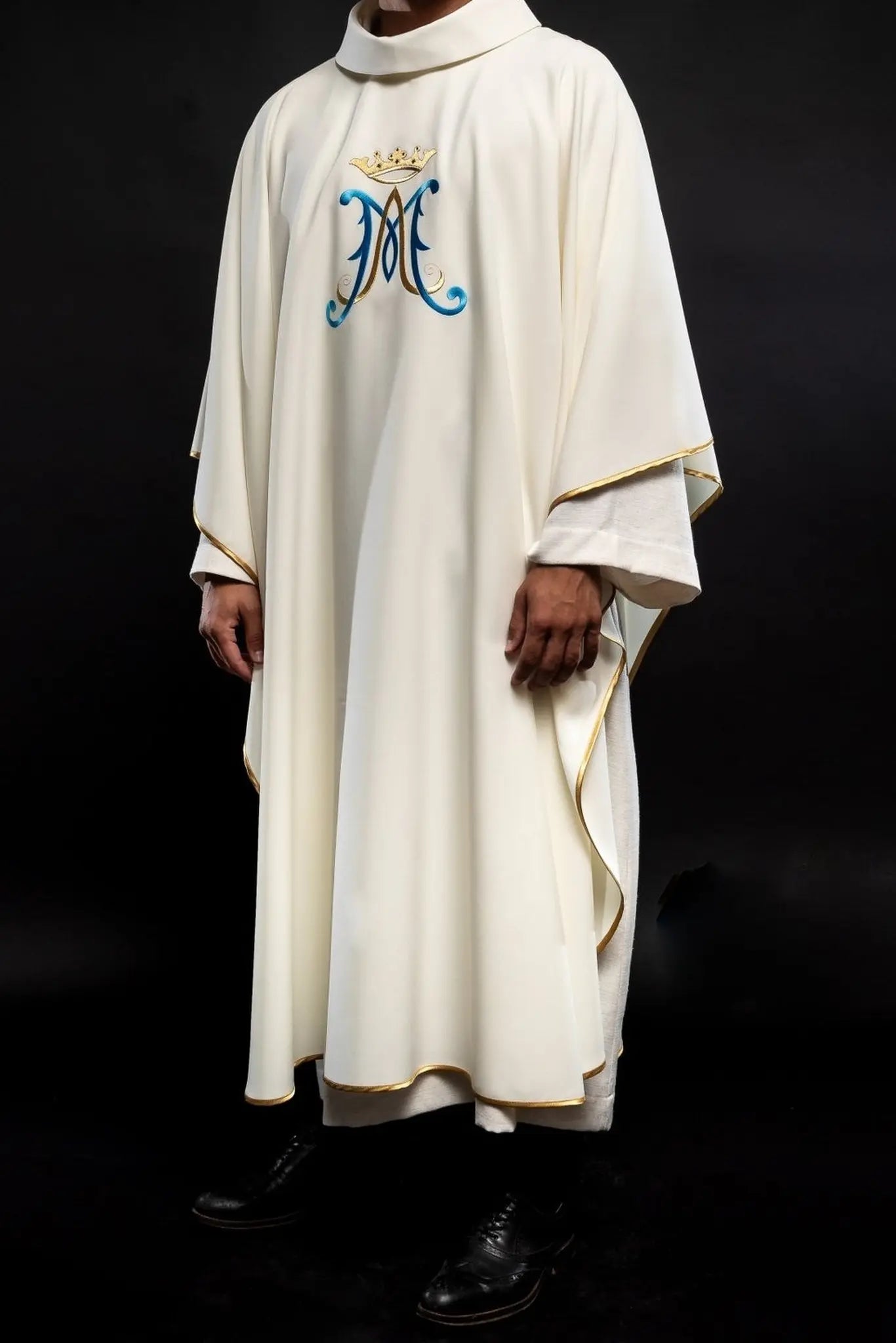 Chasuble brodée avec motif marial écru