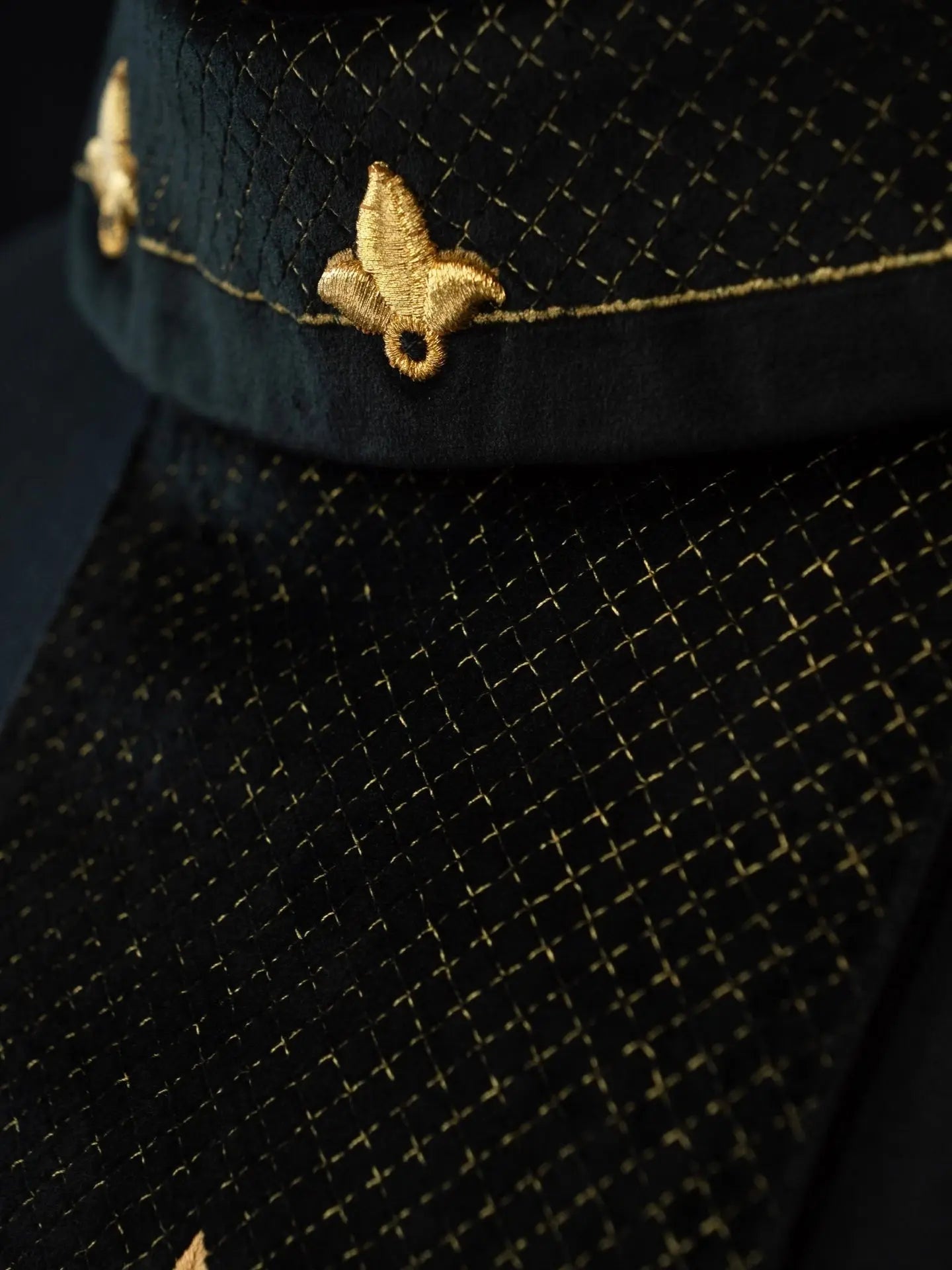 Chasuble brodée sur velours avec le symbole de la Croix Noire