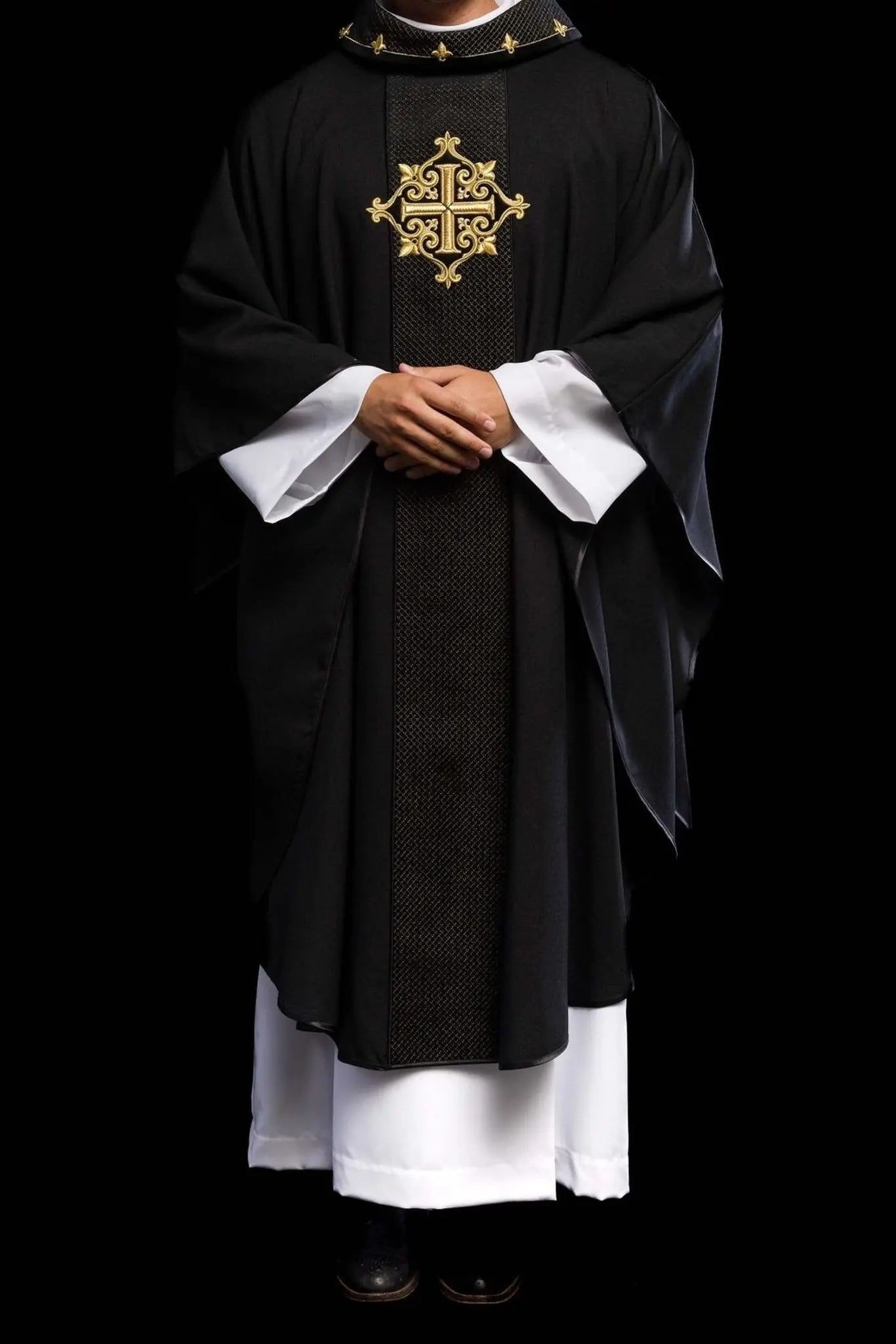 Chasuble brodée sur velours avec le symbole de la Croix Noire