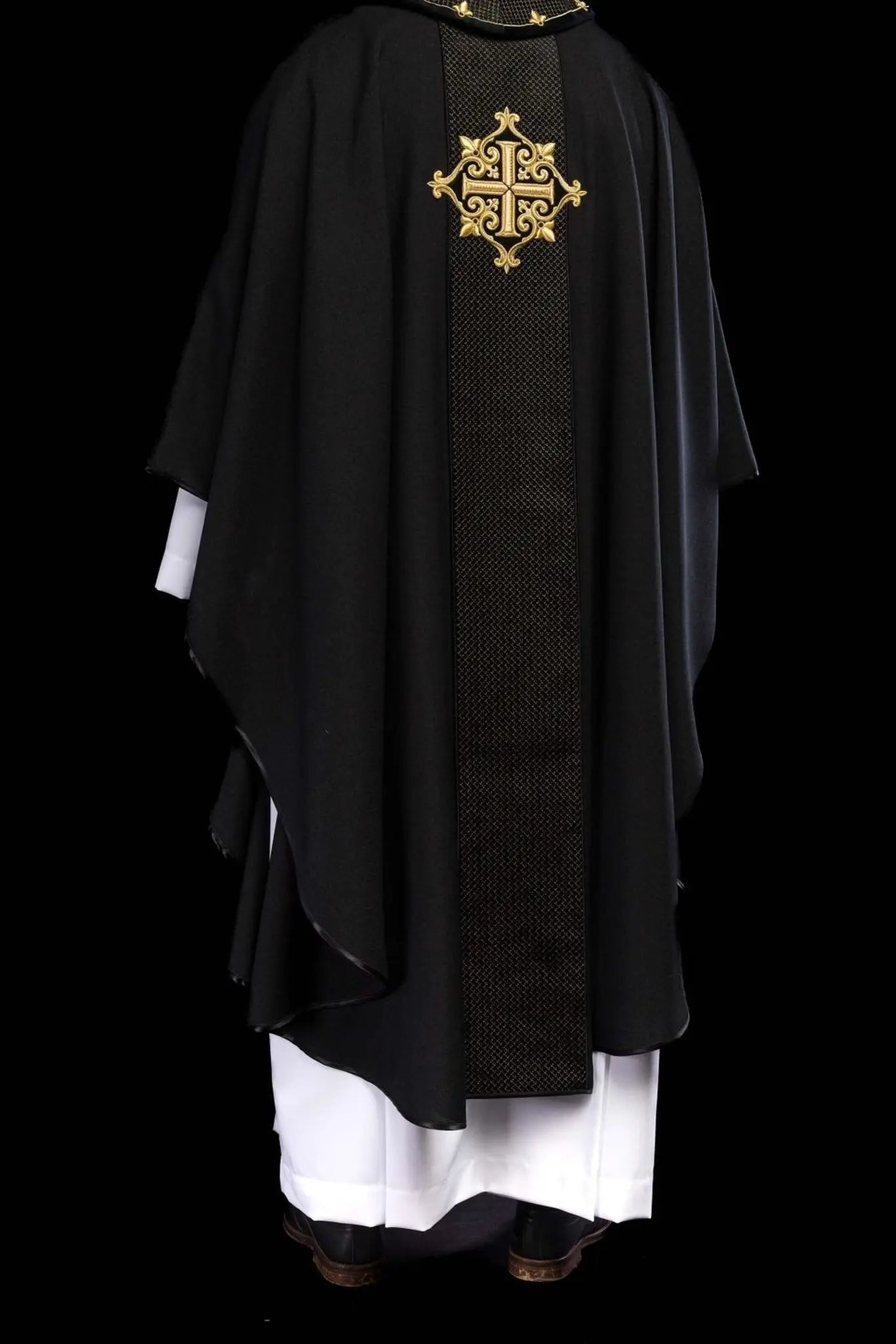 Chasuble brodée sur velours avec le symbole de la Croix Noire