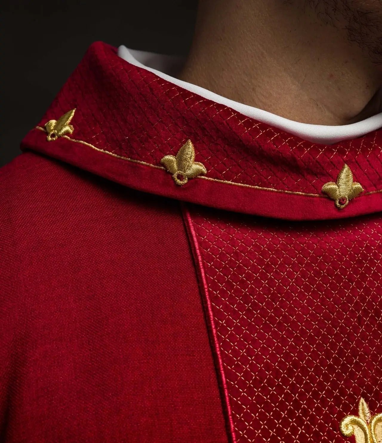 Chasuble brodée sur velours avec le symbole de la Croix Rouge