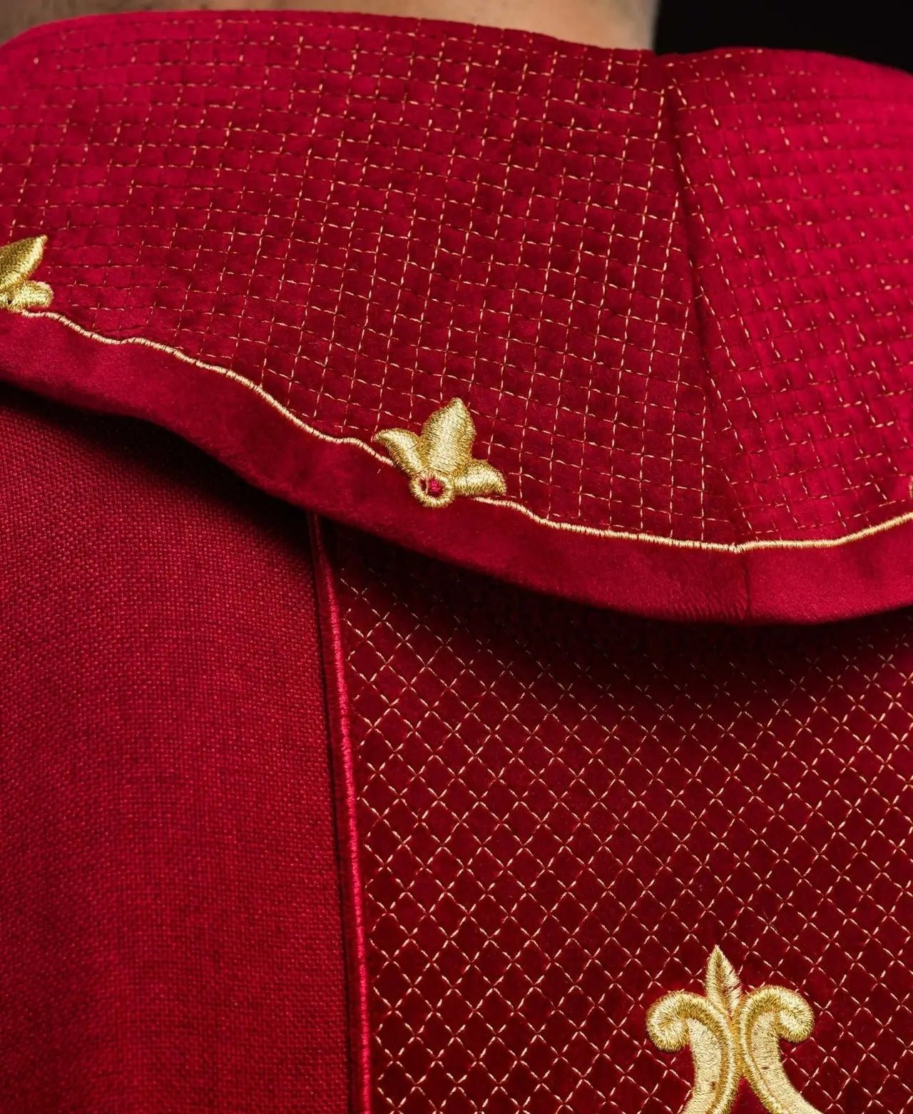 Chasuble brodée sur velours avec le symbole de la Croix Rouge